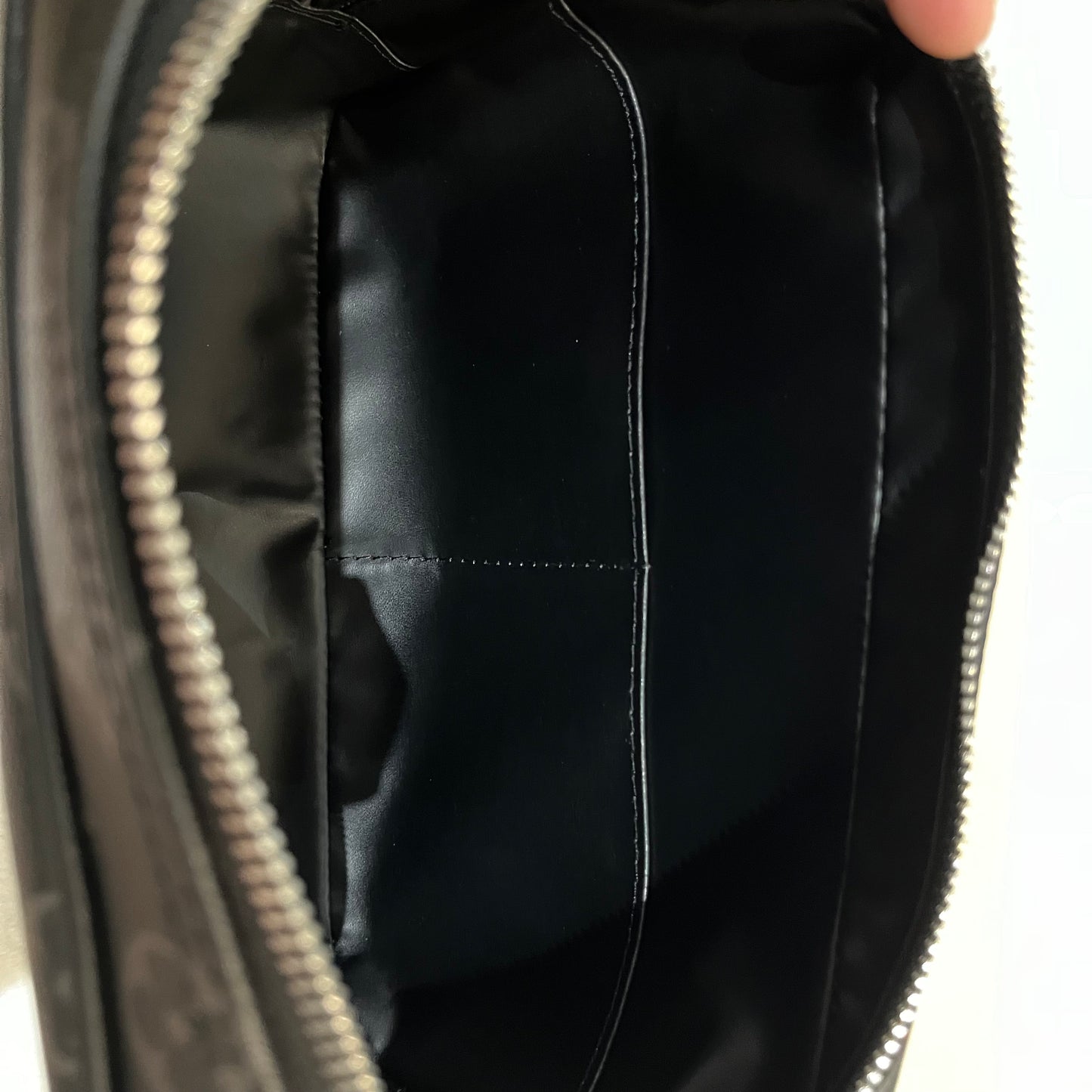 louis-vuitton-monogram-eclipse-truth-toilette-gm-makeup-pouch-8-Drip Store Argentina