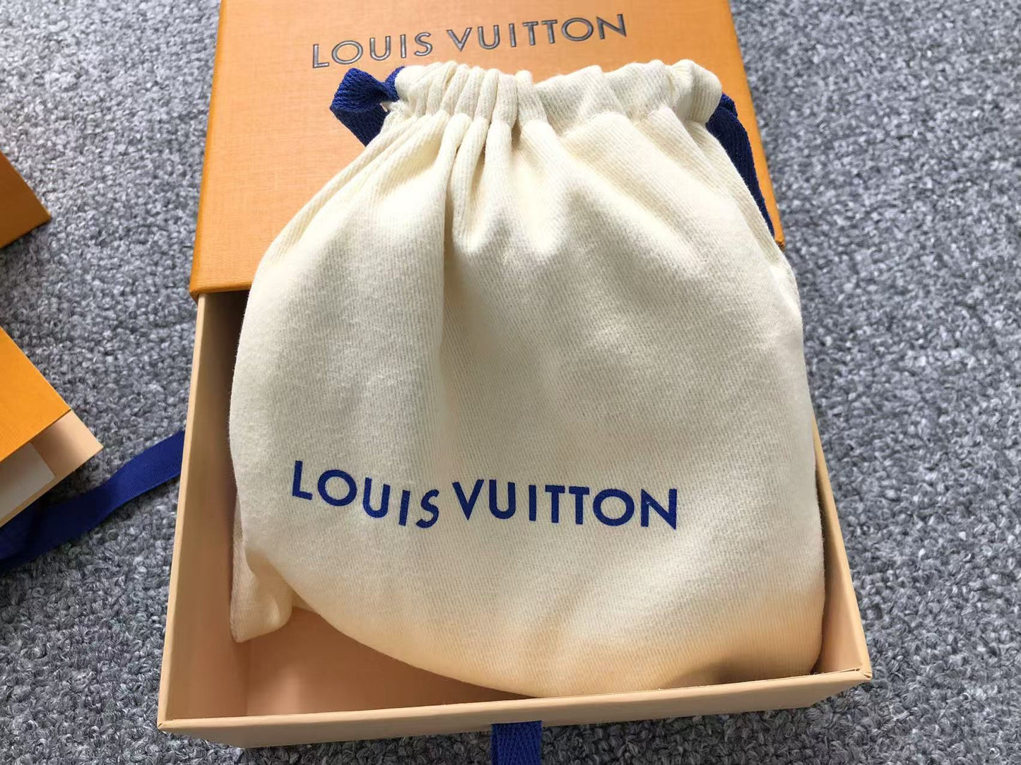 louis-vuitton-monogram-silver-lv-initials-belt-brown-9-Drip Store Argentina