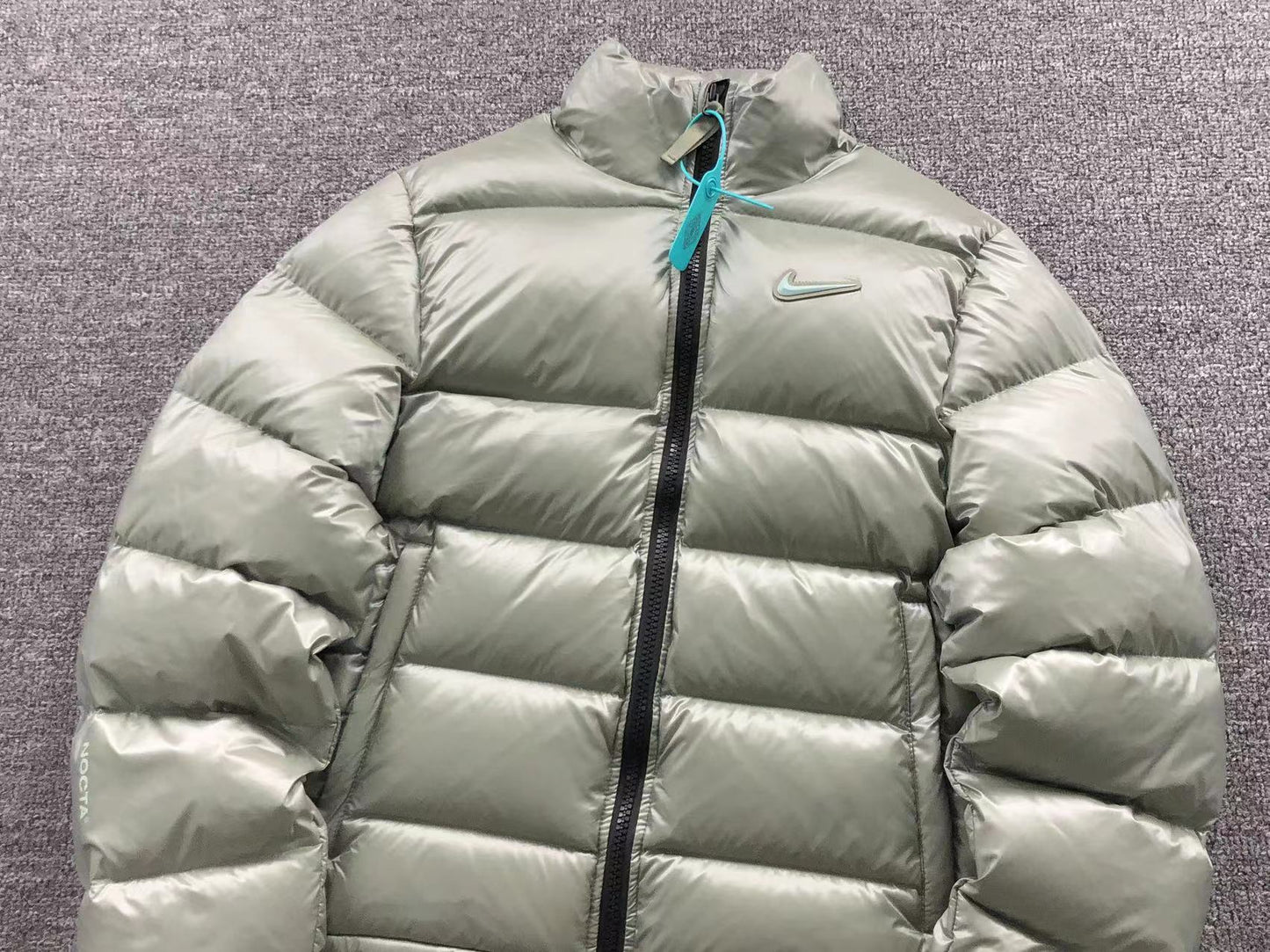 nike-x-nocta-sunset-puffer-jacket-mica-green-11-Drip Store Argentina