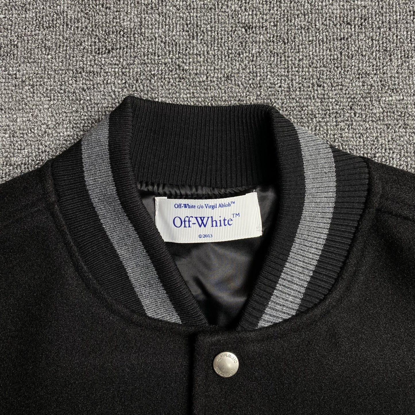 off-white-gang-wool-varsity-jacket-black-12-Drip Store Argentina