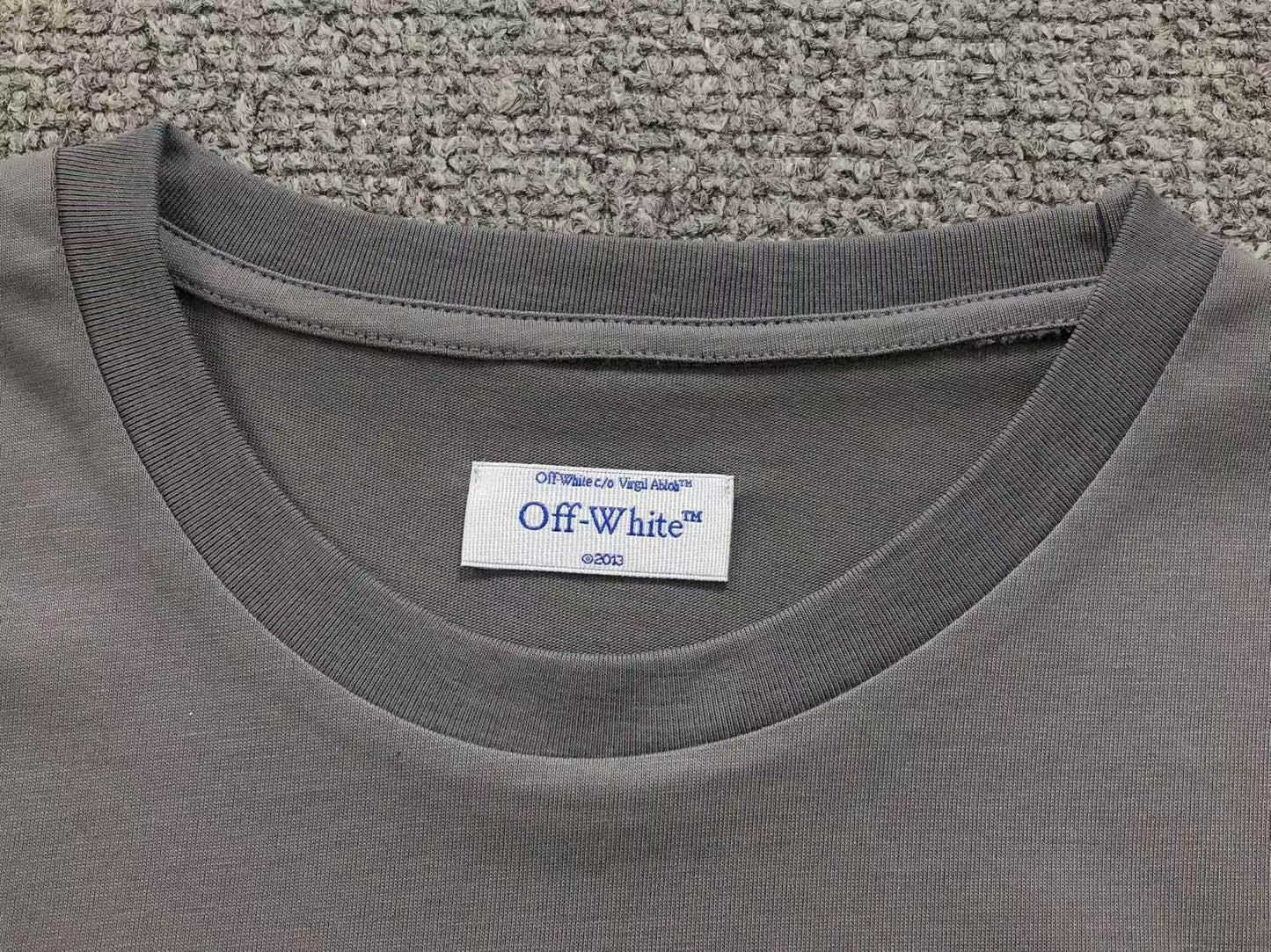 off-white-outline-arrow-tee-grey-8-Drip Store Argentina
