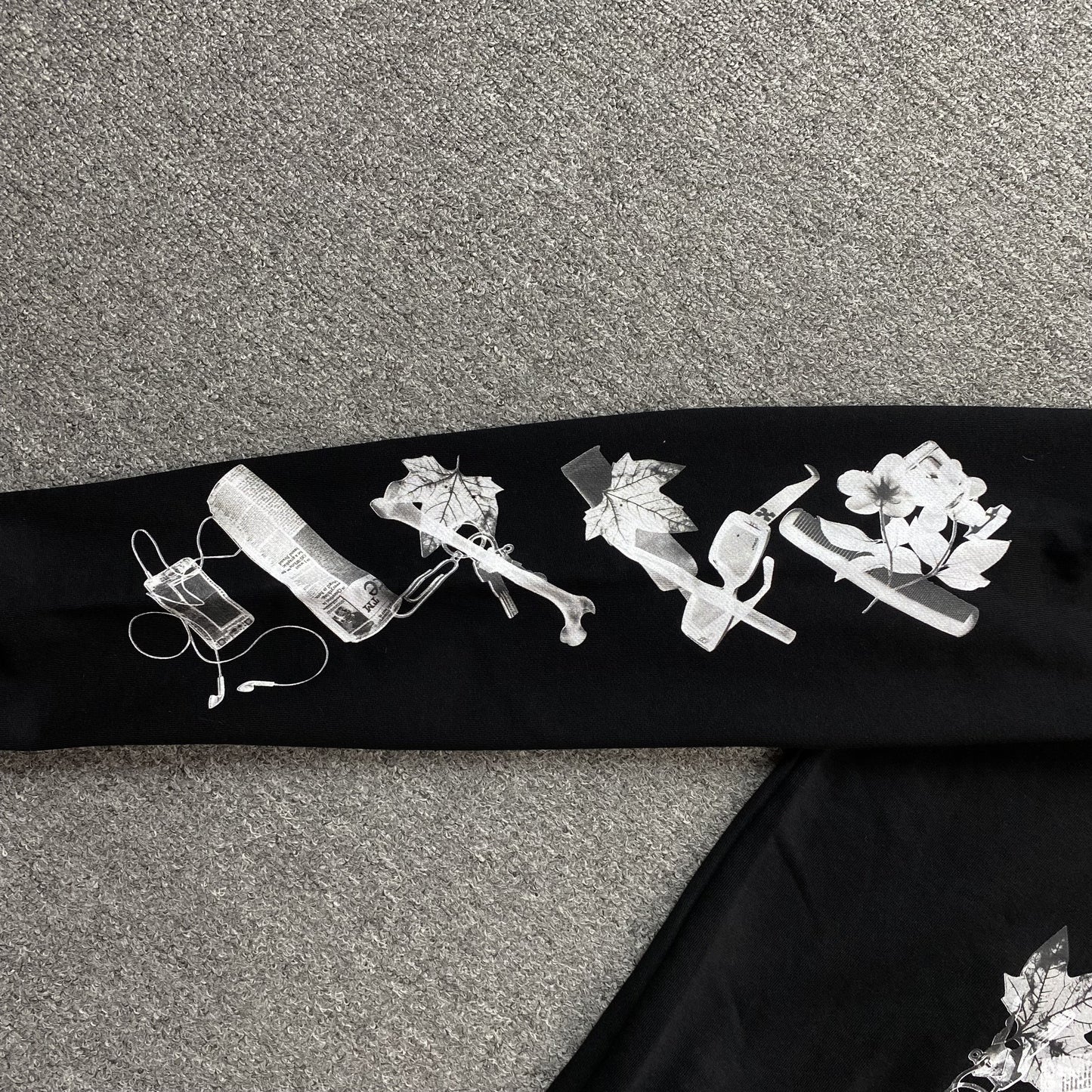 off-white-scan-arrow-hoodie-black-4-Drip Store Argentina