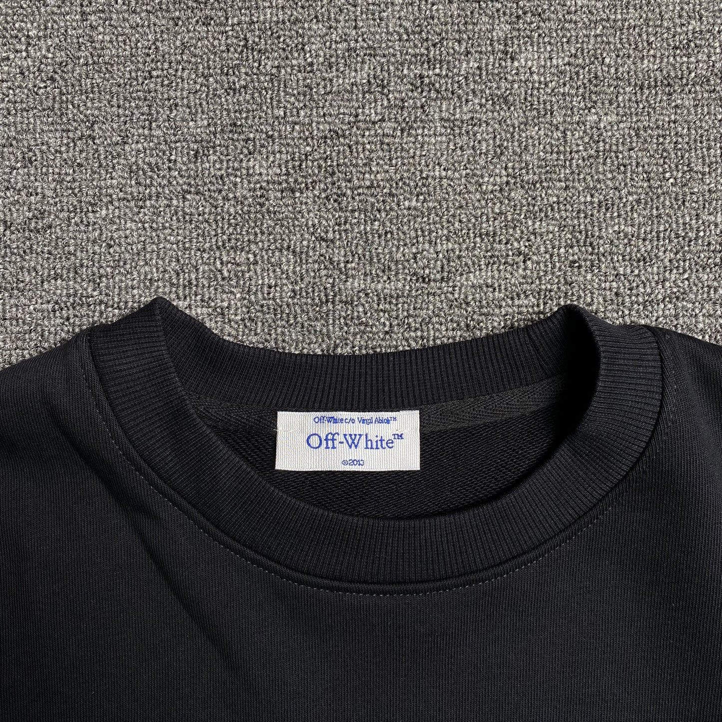 off-white-scratch-arrow-crewneck-black-5-Drip Store Argentina