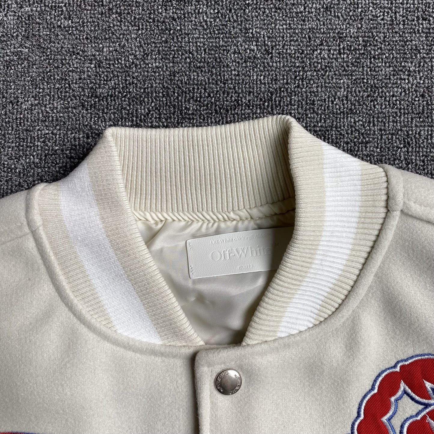 OFF WHITE WO CHARACTERS VARSITY JACKET GREY-Drip Store Argentina