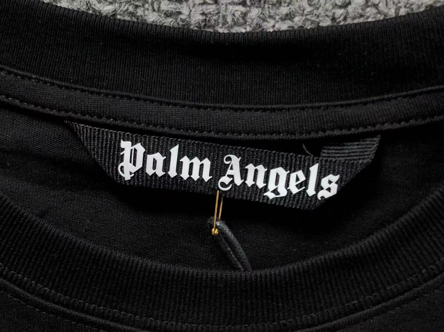 palm-angels-hong-kong-sprayed-tee-black-5-Drip Store Argentina
