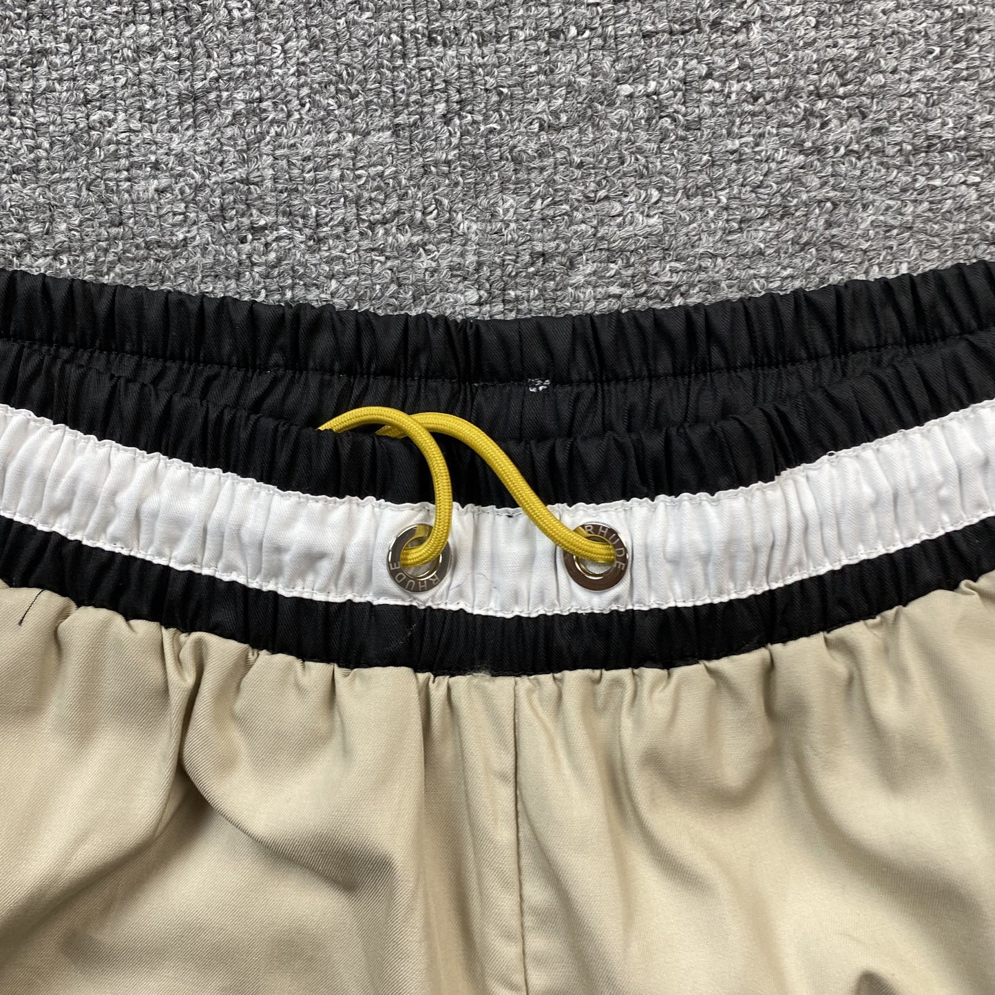 rhude-court-logo-shorts-beige-6-Drip Store Argentina