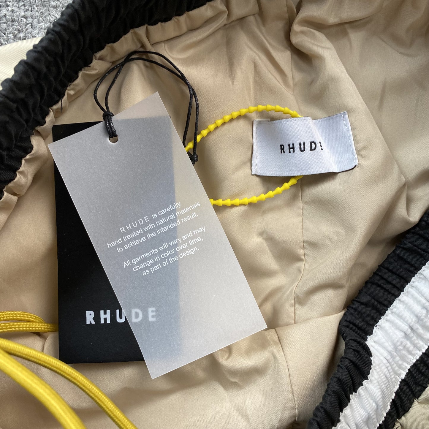 rhude-court-logo-shorts-beige-8-Drip Store Argentina