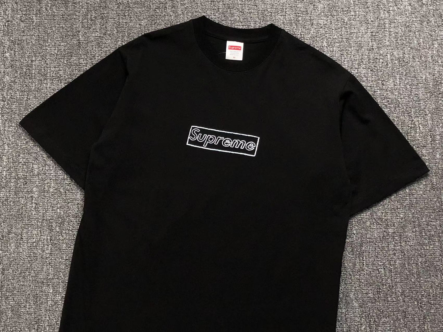 supreme-kaws-chalk-logo-tee-black-3-Drip Store Argentina