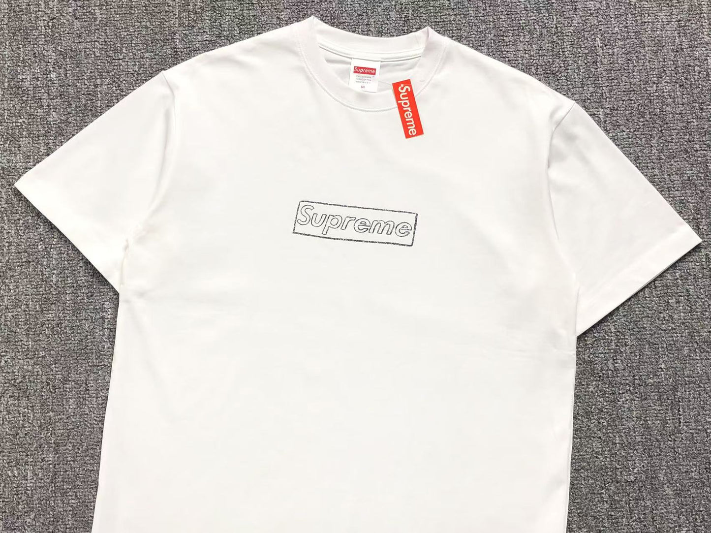 supreme-kaws-chalk-logo-tee-white-3-Drip Store Argentina