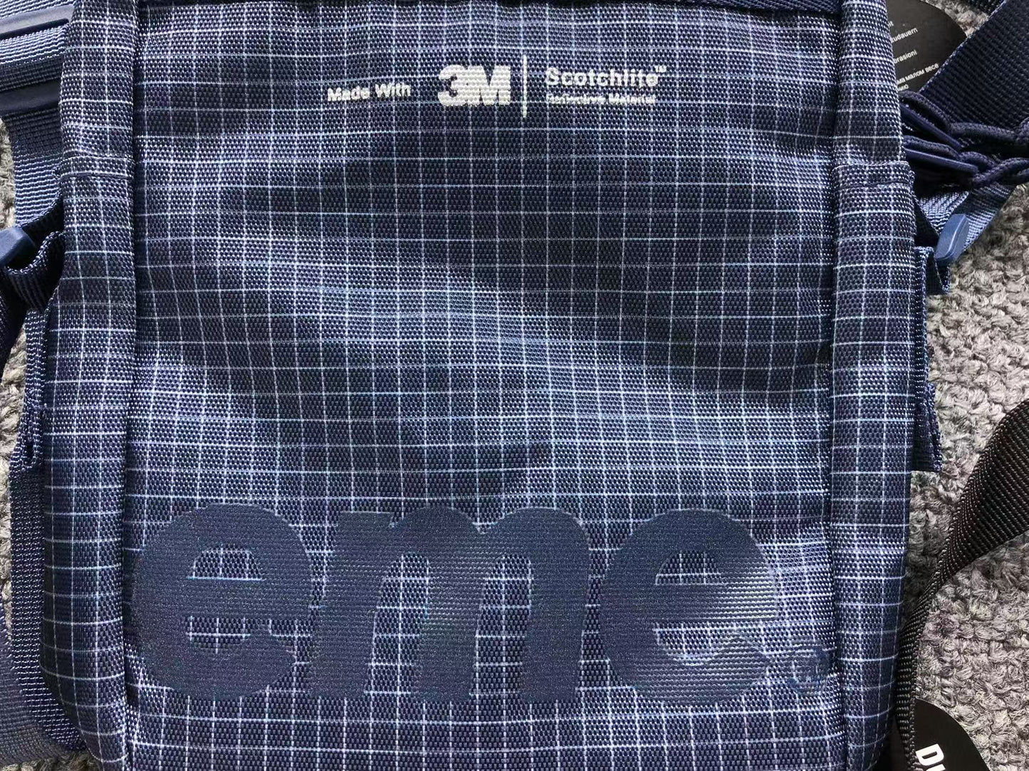 supreme-shoulder-bag-ss24-navy-2-Drip Store Argentina