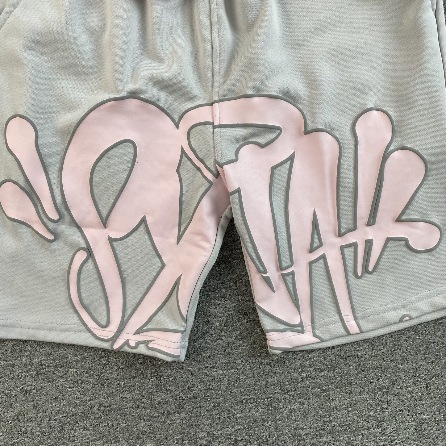 SYNA WORLD SYNA LOGO SHORTS GREY PINK-Drip Store Argentina
