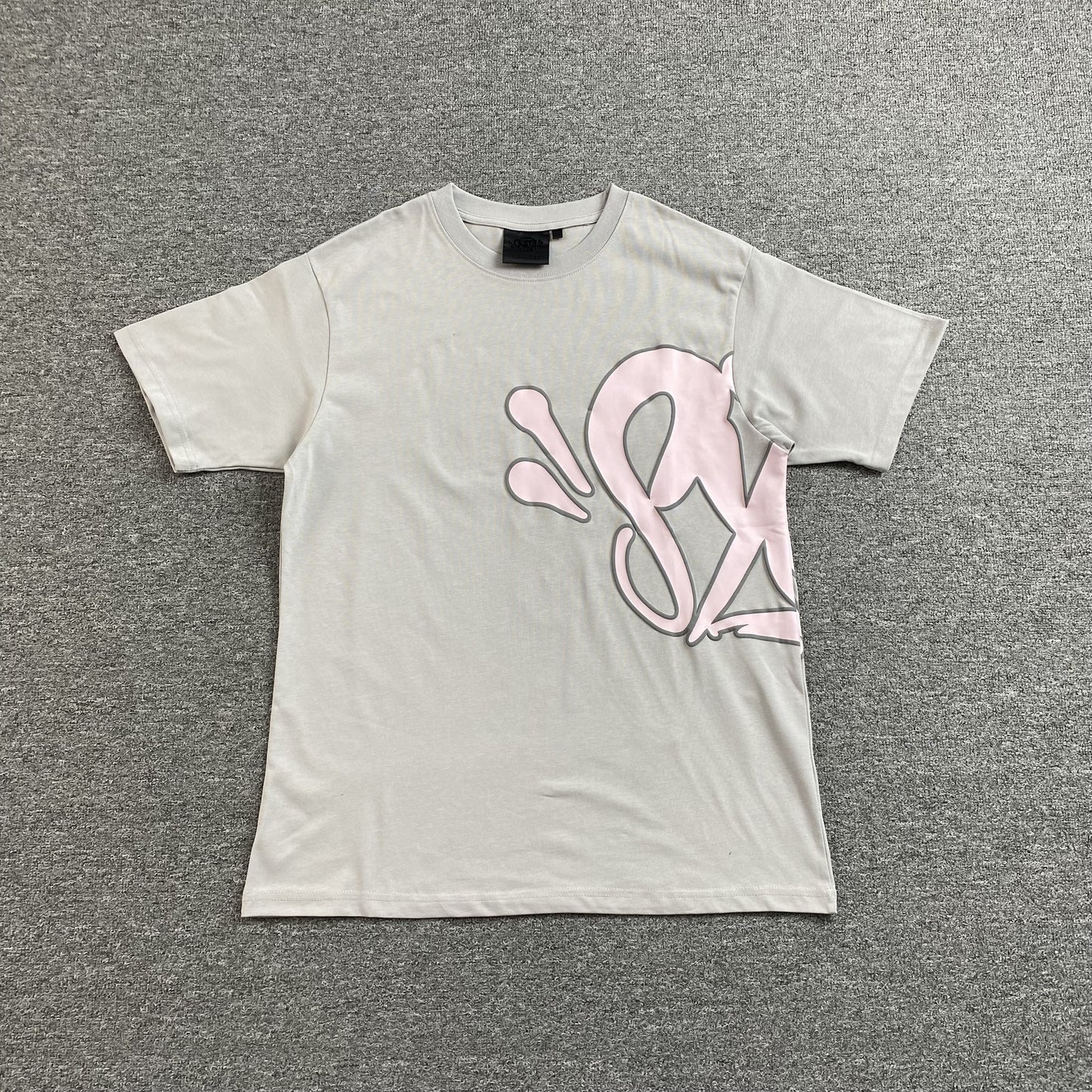 syna-world-syna-logo-t-shirtshort-set-grey-pink-2-Drip Store Argentina