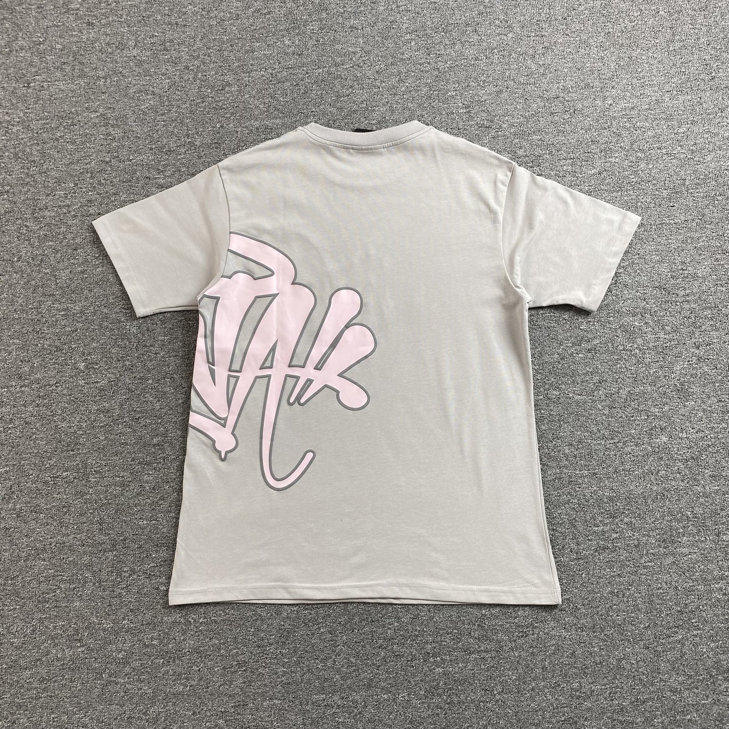 syna-world-syna-logo-t-shirtshort-set-grey-pink-6-Drip Store Argentina
