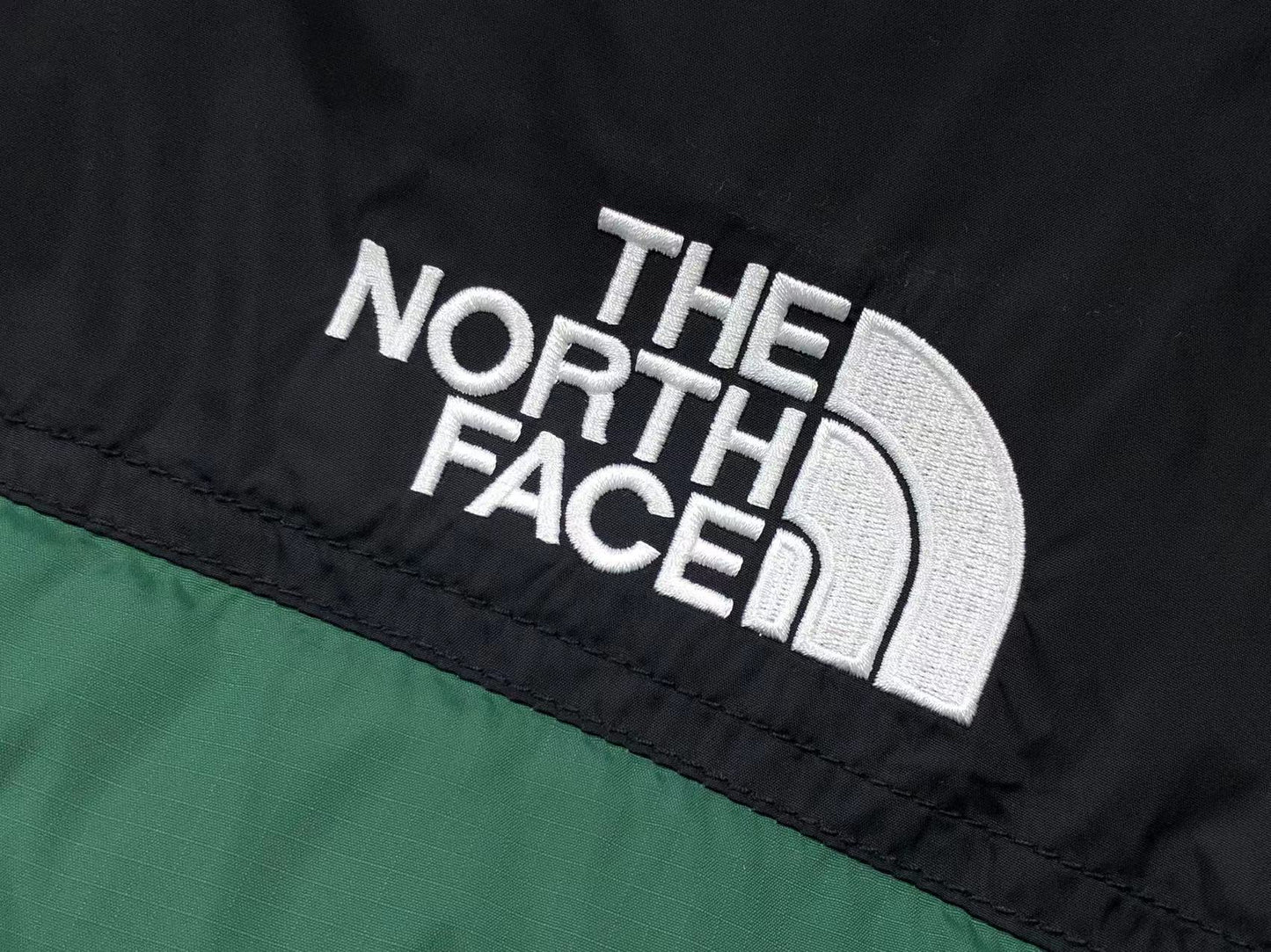 the-north-face-1996-retro-nuptse-700-fill-packable-jacket-green-4-Drip Store Argentina