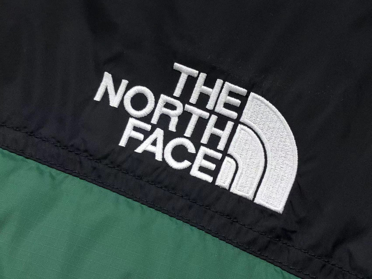 the-north-face-1996-retro-nuptse-700-fill-packable-jacket-green-6-Drip Store Argentina