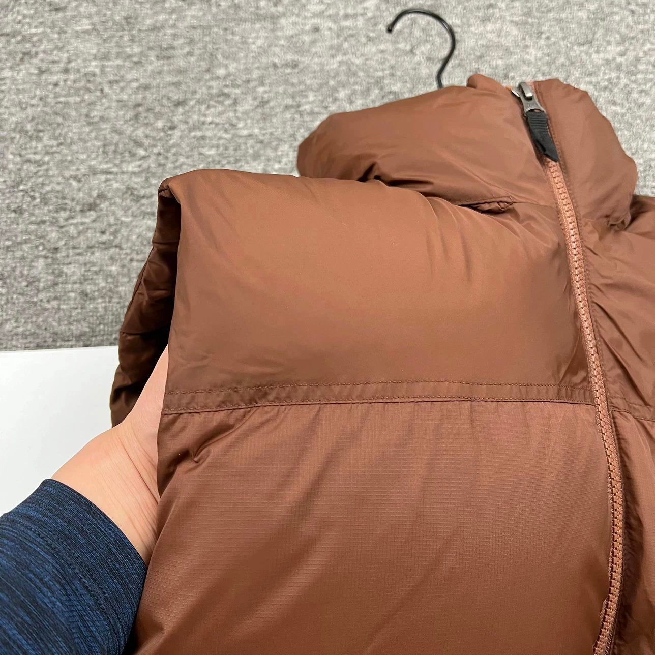 the-north-face-1996-retro-nuptse-vest-dark-oak-5-Drip Store Argentina