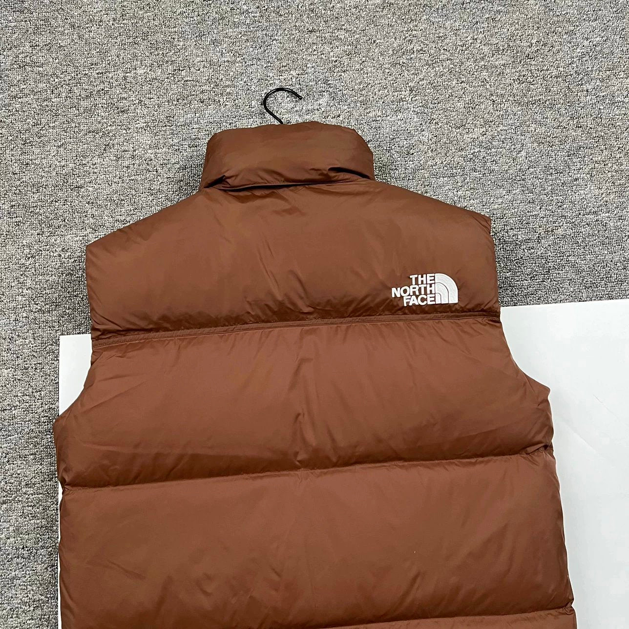 the-north-face-1996-retro-nuptse-vest-dark-oak-7-Drip Store Argentina