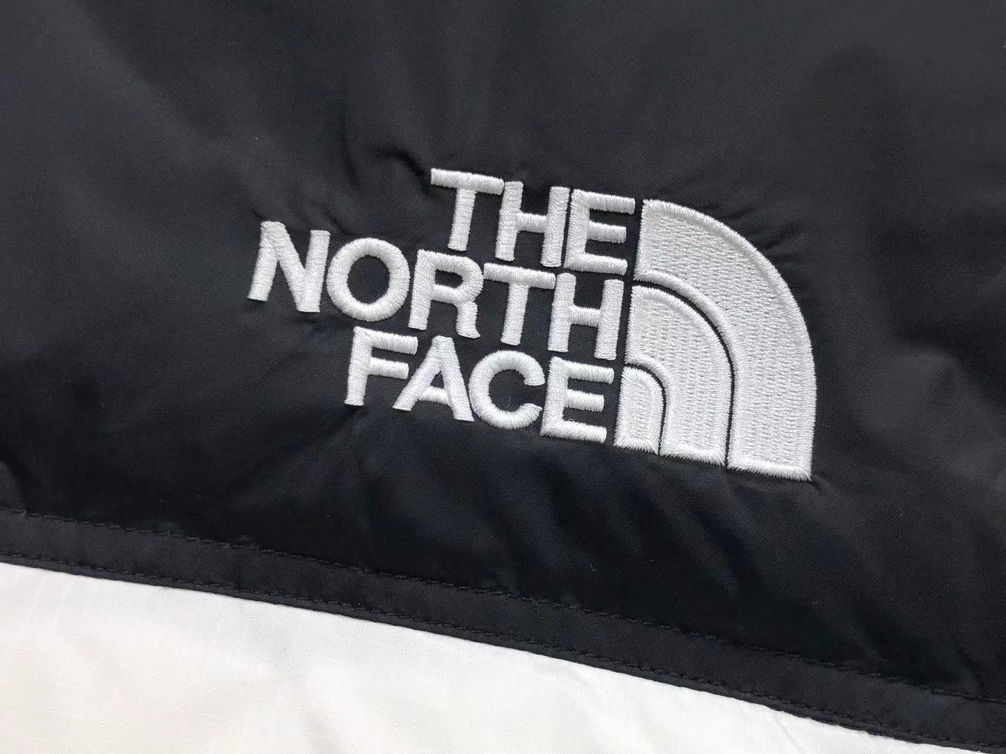 the-north-face-1996-retro-nuptse-vest-white-3-Drip Store Argentina