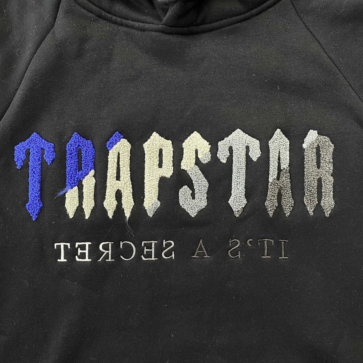 trapstar-chenille-decoded-tracksuit-black-ice-flavours-2-Drip Store Argentina