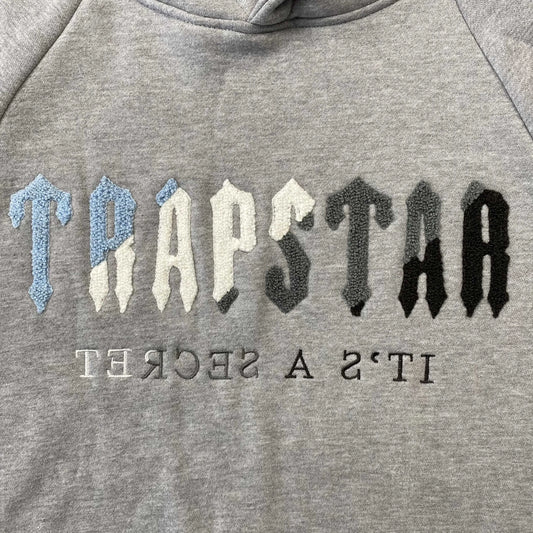 trapstar-chenille-decoded-tracksuit-grey-ice-flavours-2-Drip Store Argentina