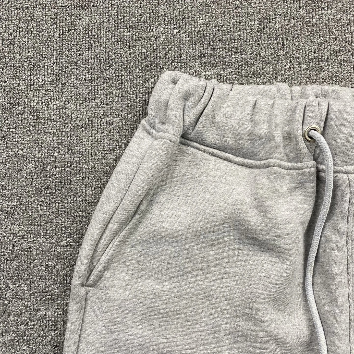 trapstar-chenille-decoded-tracksuit-grey-ice-flavours-2_0-edition-11-Drip Store Argentina