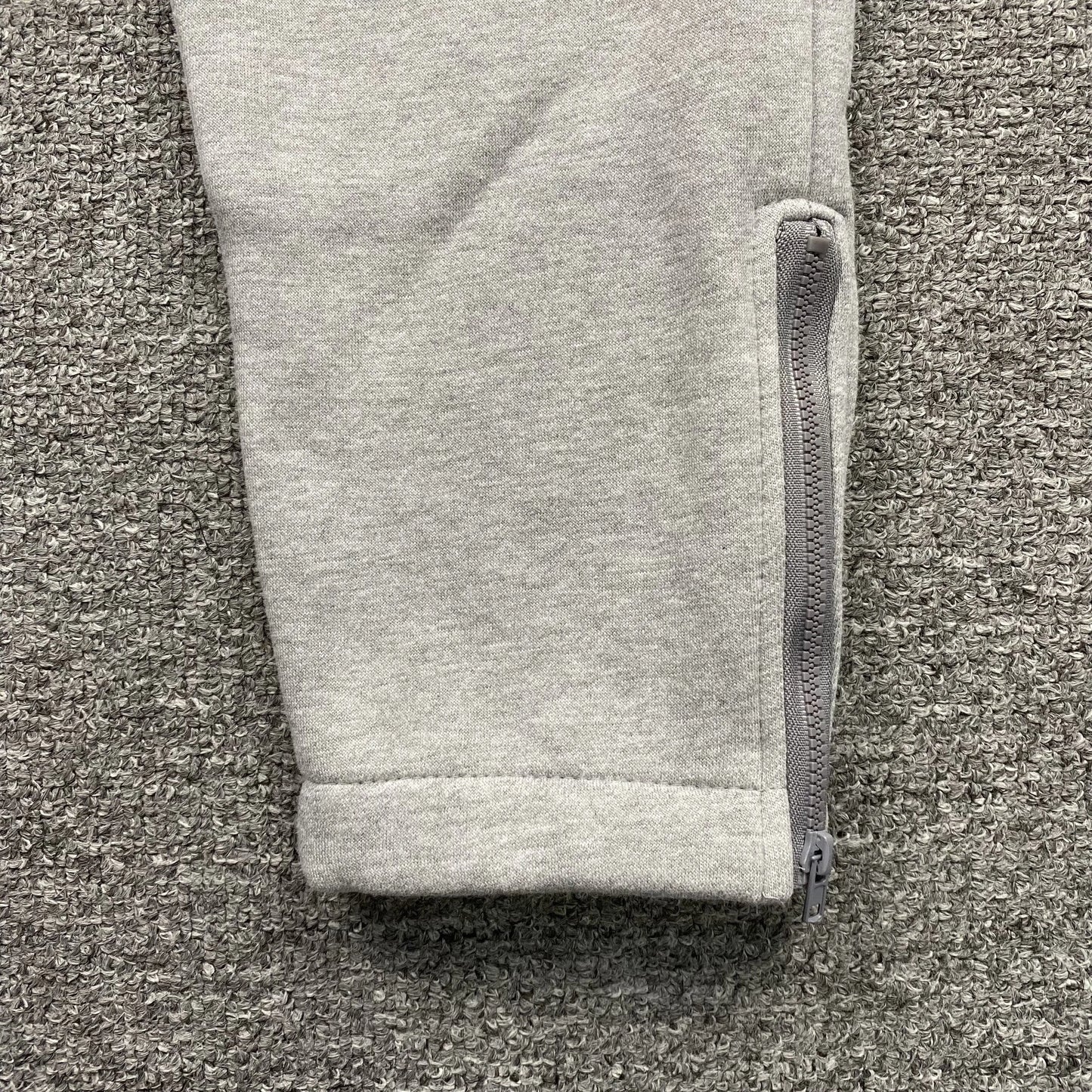 trapstar-chenille-decoded-tracksuit-grey-ice-flavours-2_0-edition-12-Drip Store Argentina