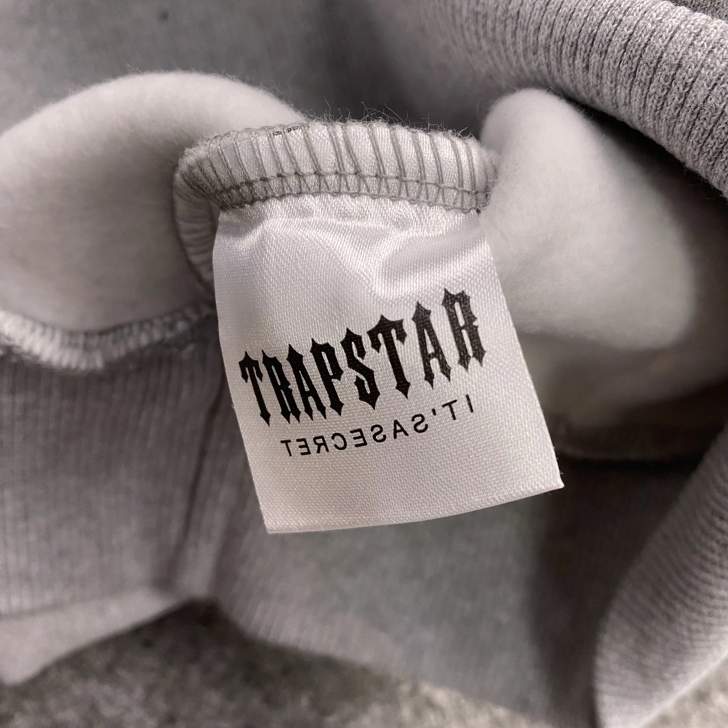 trapstar-chenille-decoded-tracksuit-grey-ice-flavours-2_0-edition-13-Drip Store Argentina