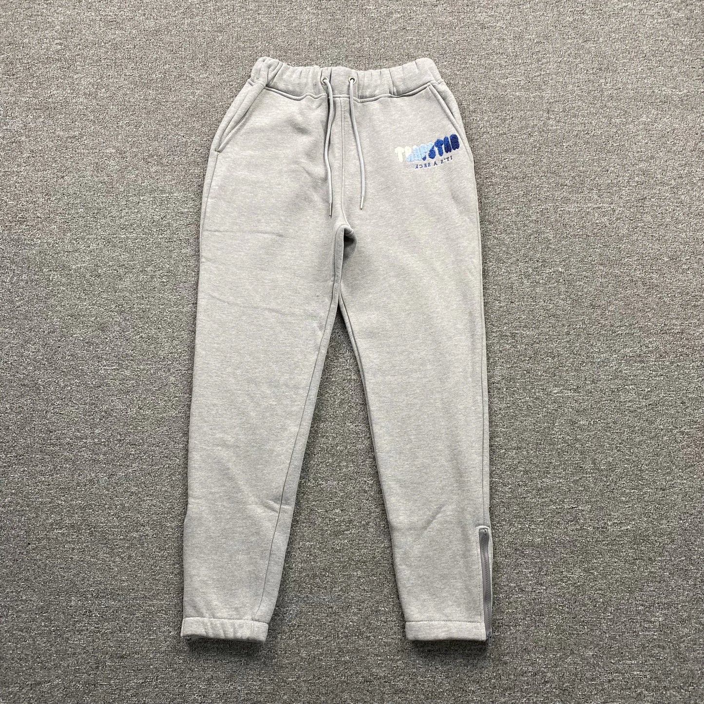trapstar-chenille-decoded-tracksuit-grey-ice-flavours-2_0-edition-4-Drip Store Argentina
