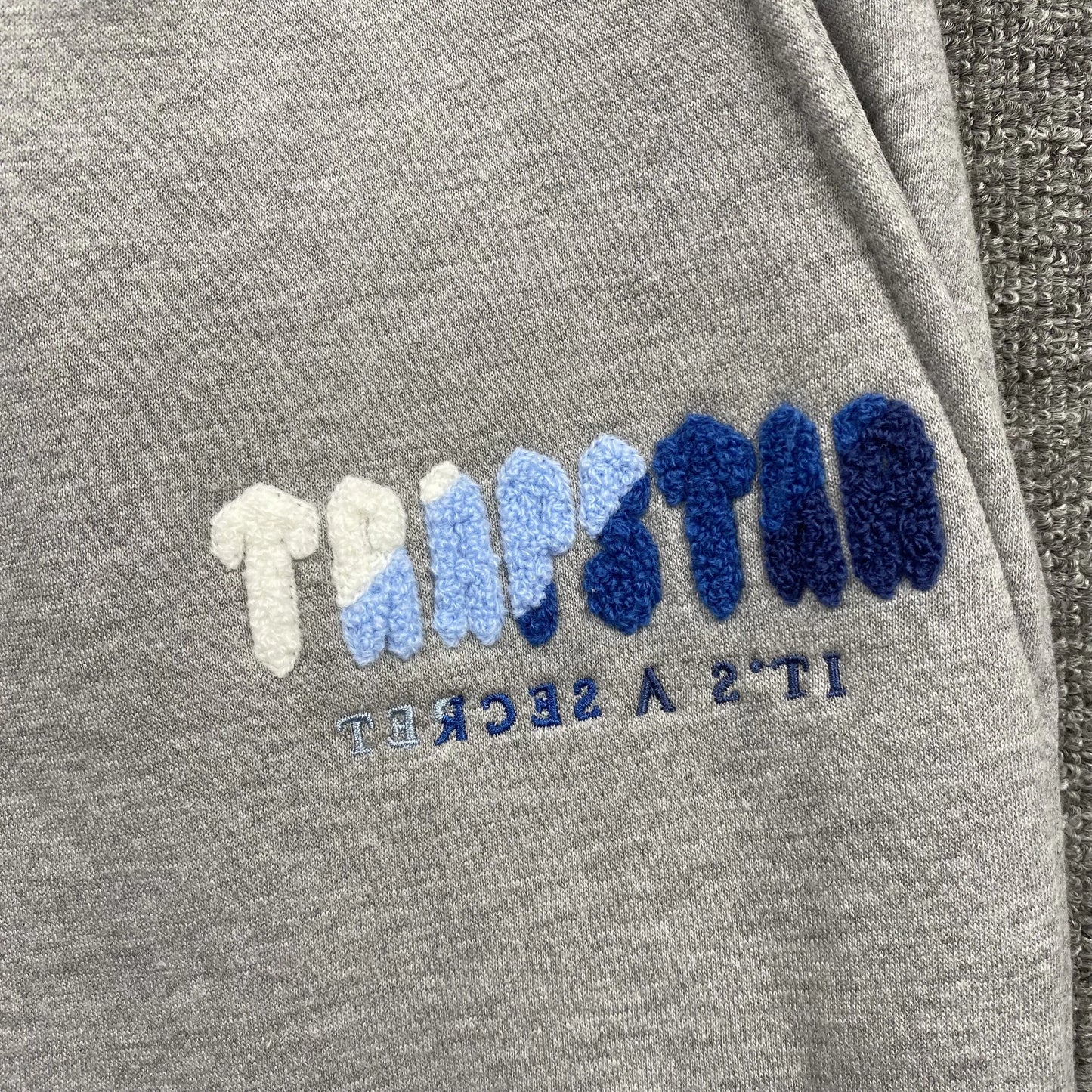 trapstar-chenille-decoded-tracksuit-grey-ice-flavours-2_0-edition-5-Drip Store Argentina