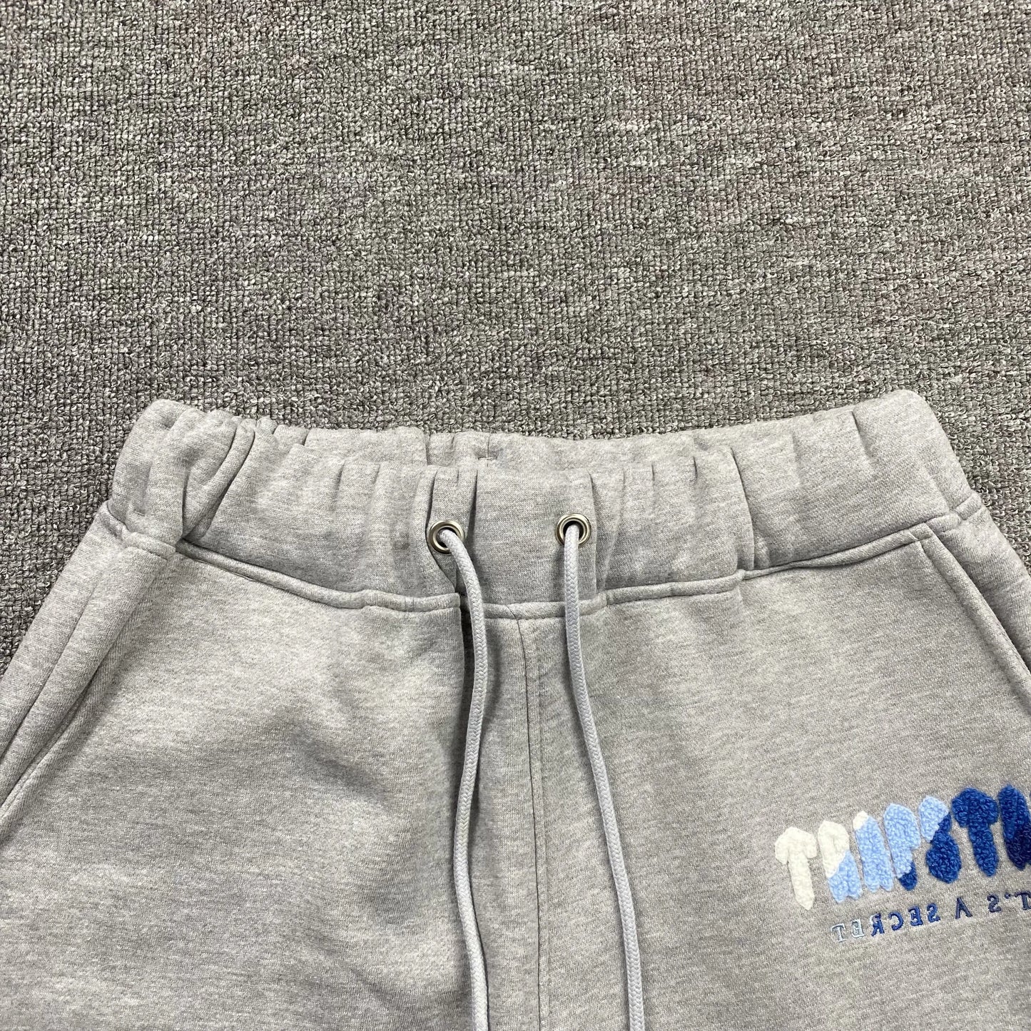 trapstar-chenille-decoded-tracksuit-grey-ice-flavours-2_0-edition-8-Drip Store Argentina