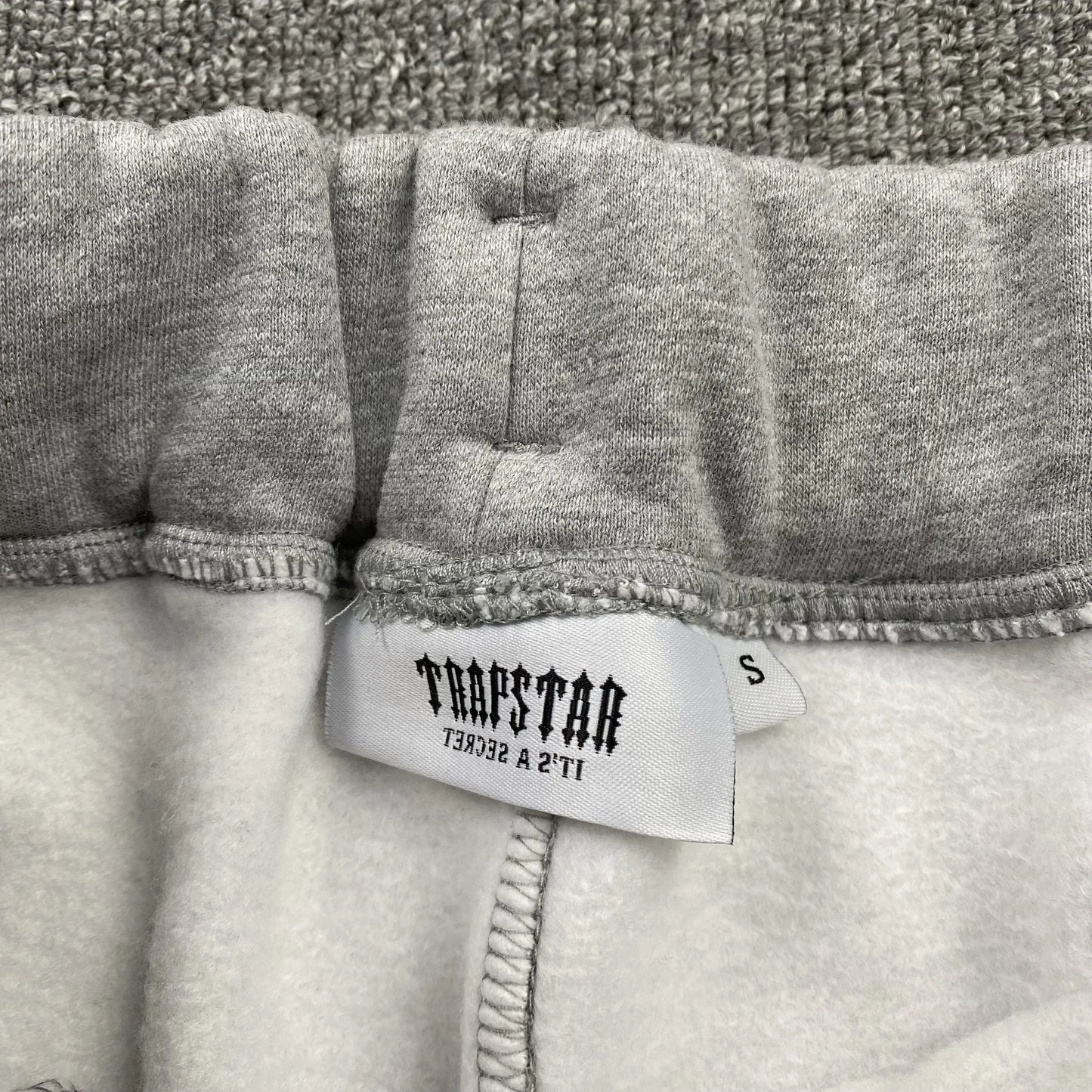 trapstar-chenille-decoded-tracksuit-grey-ice-flavours-2_0-edition-9-Drip Store Argentina