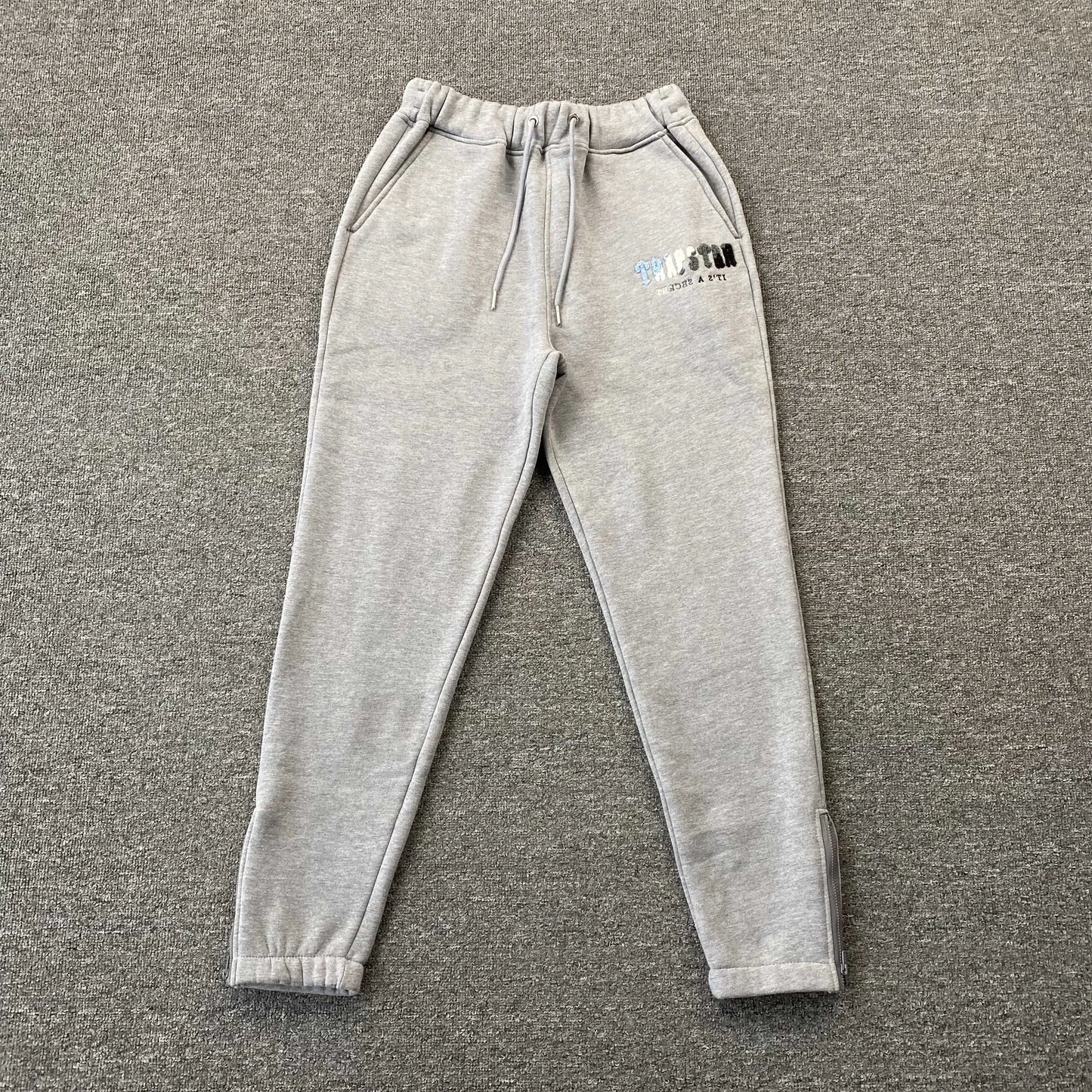 trapstar-chenille-decoded-tracksuit-grey-ice-flavours-4-Drip Store Argentina