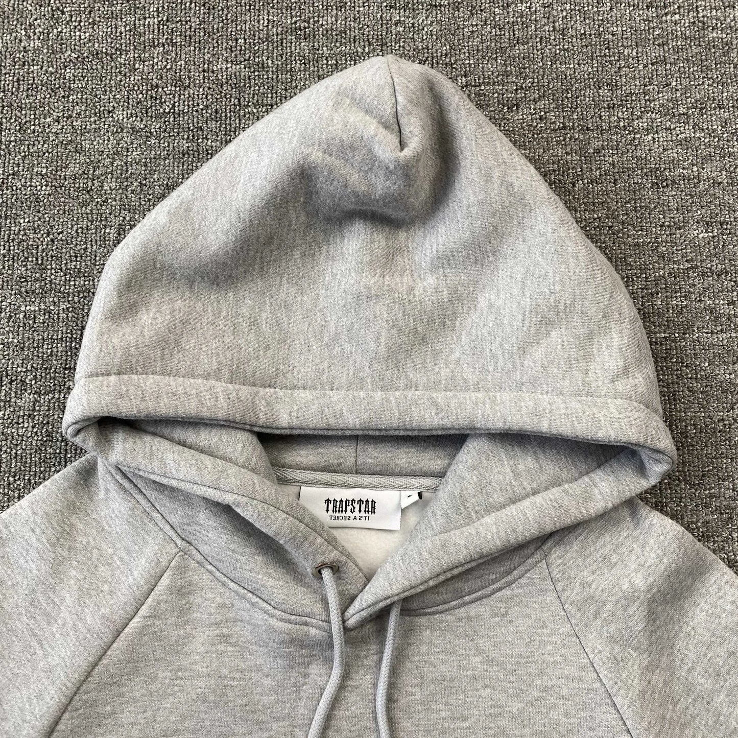 trapstar-chenille-decoded-tracksuit-grey-ice-flavours-6-Drip Store Argentina