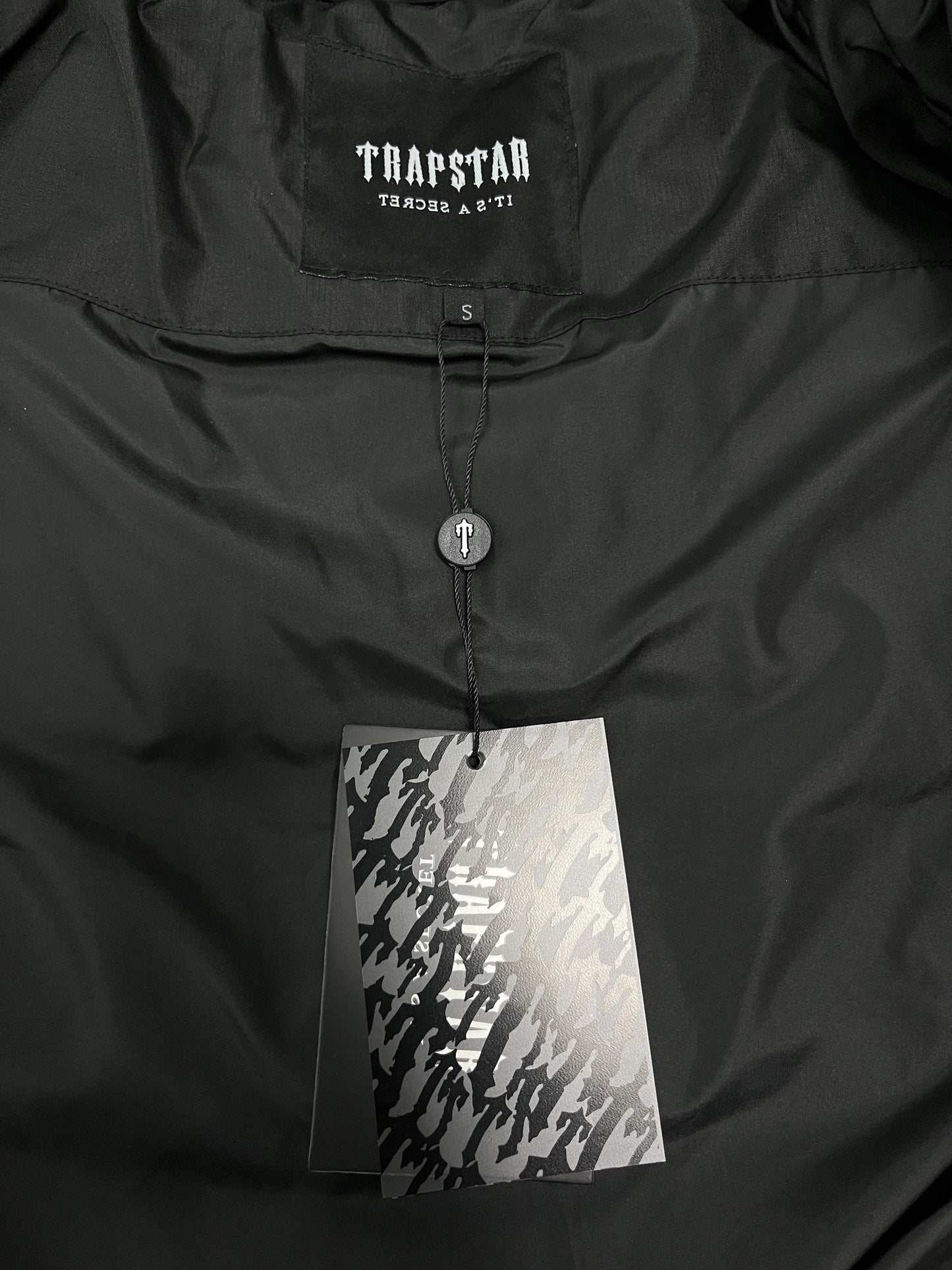 Trapstar Decoded Hooded 2.0 Puffer Jacket Black Red