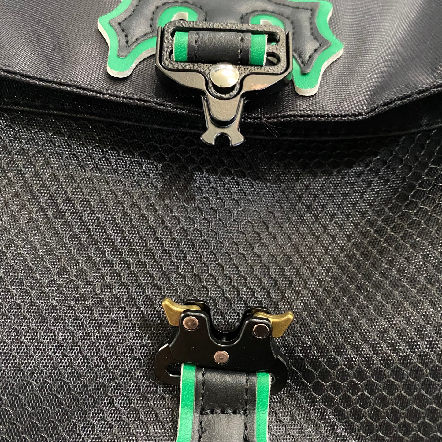 trapstar-irongate-1_0-crossbody-bag-black-green-4-Drip Store Argentina