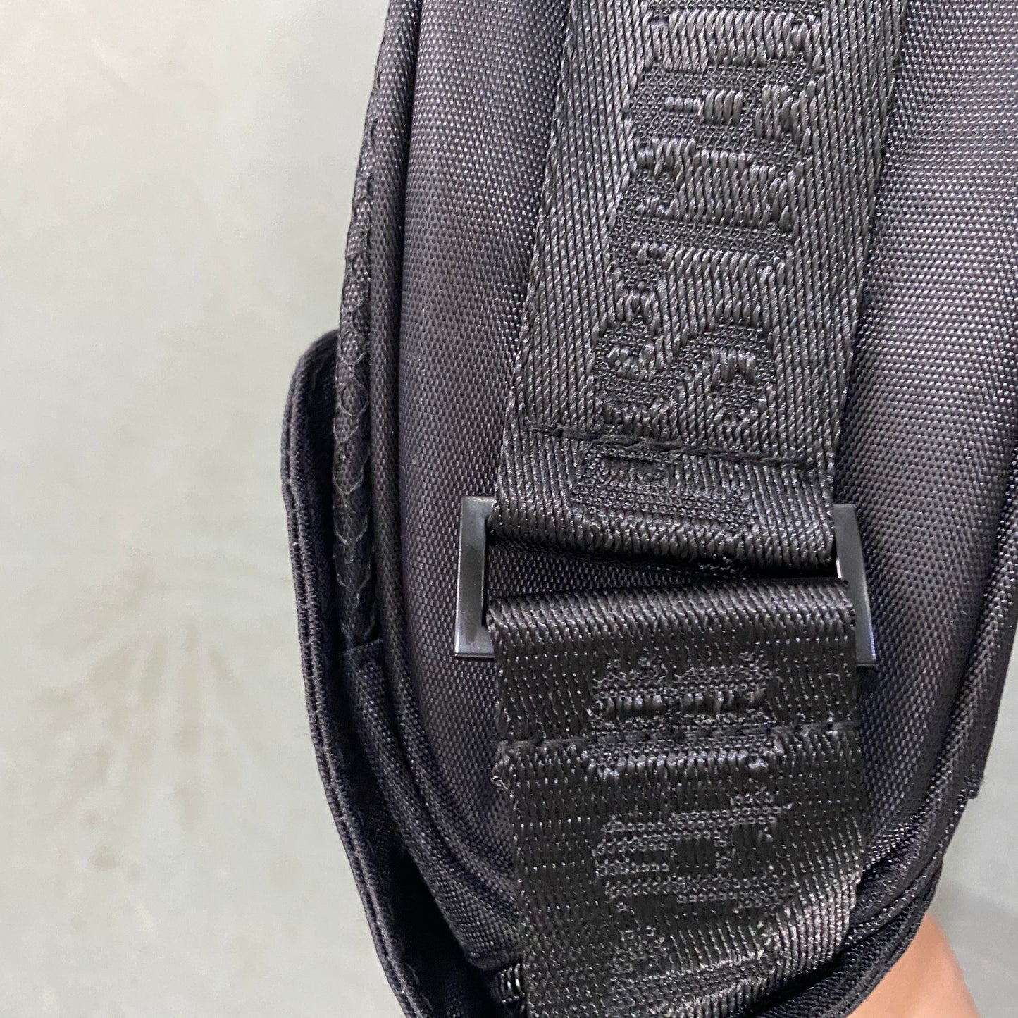 trapstar-irongate-1_0-crossbody-bag-black-green-5-Drip Store Argentina