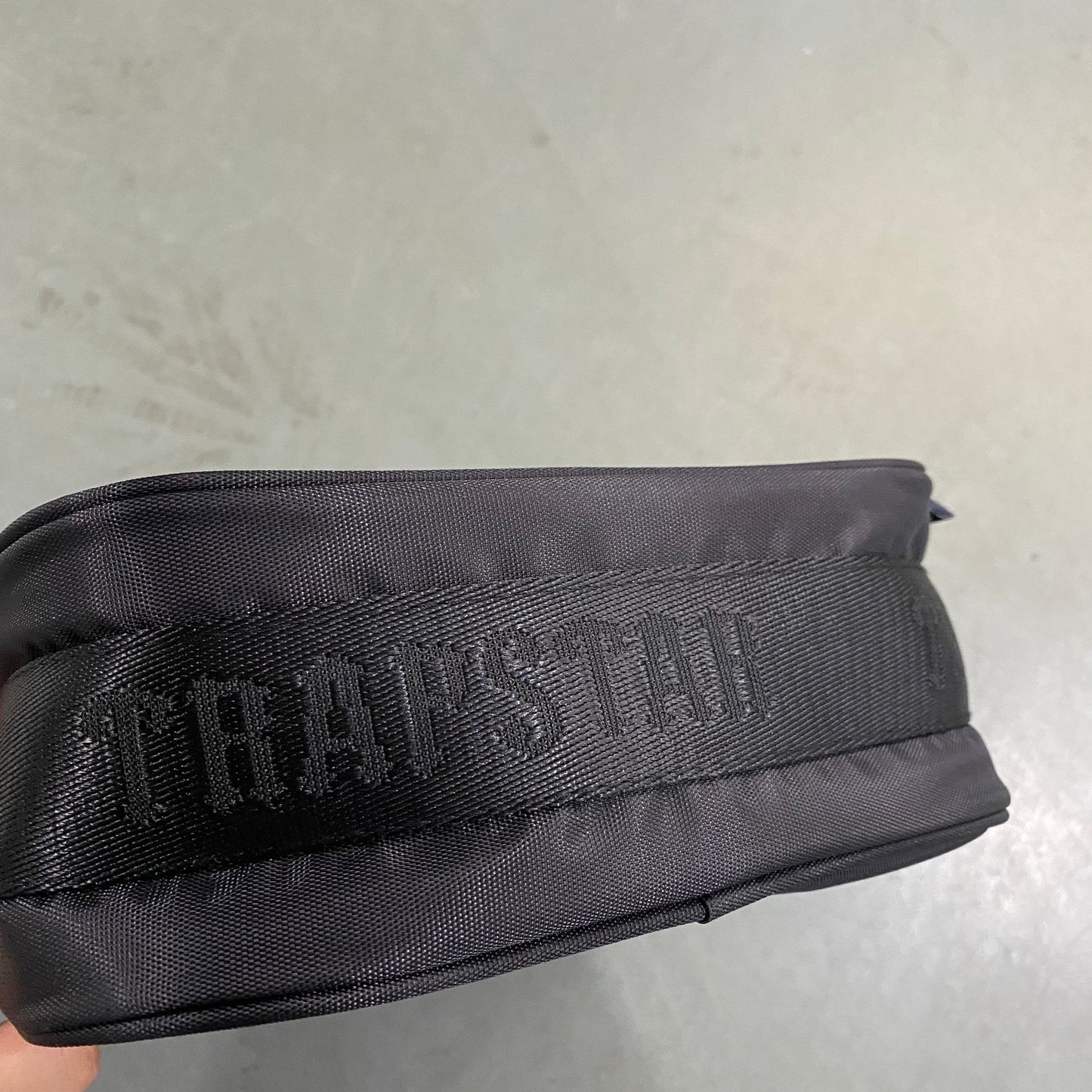 trapstar-irongate-1_0-crossbody-bag-black-green-7-Drip Store Argentina