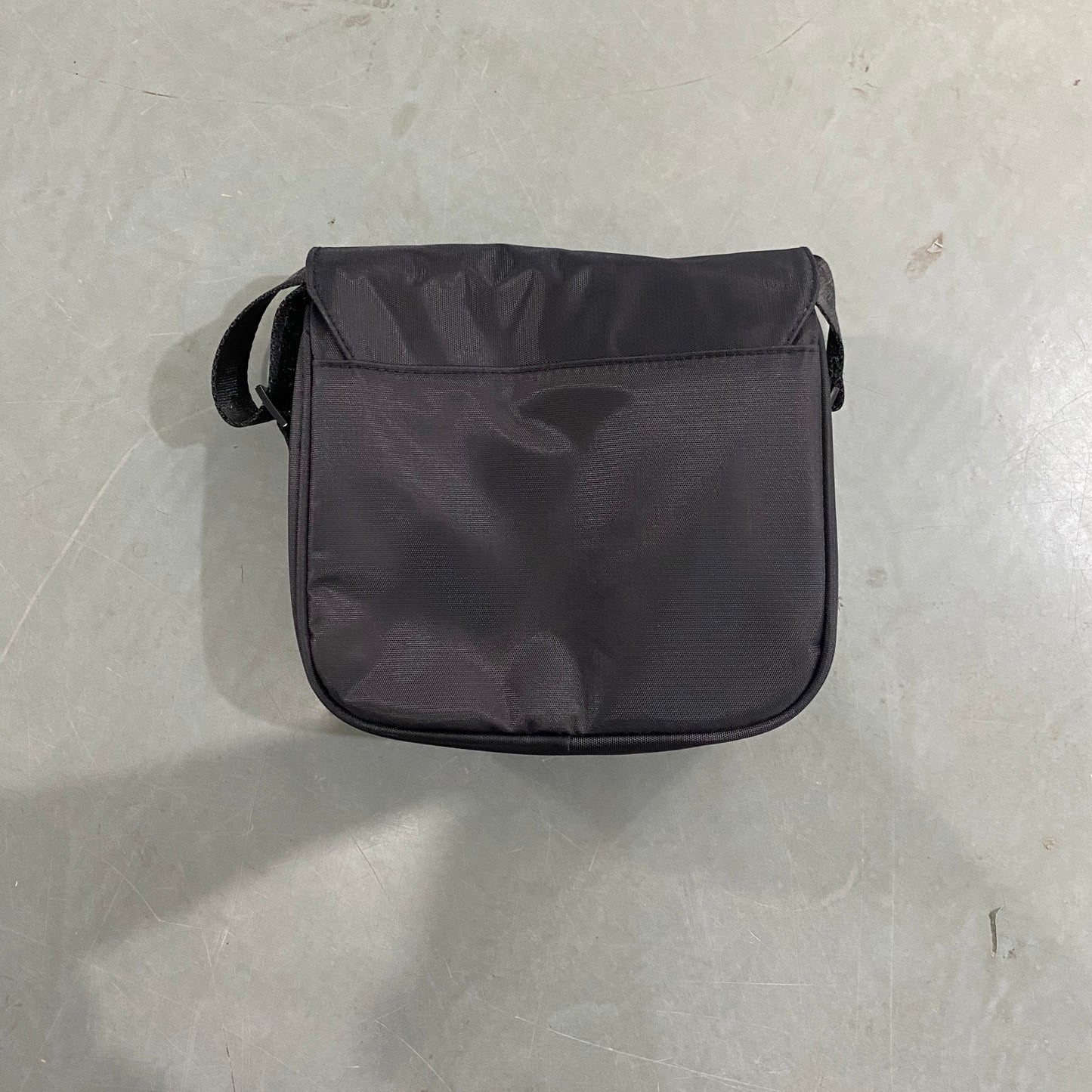 trapstar-irongate-1_0-crossbody-bag-black-green-8-Drip Store Argentina