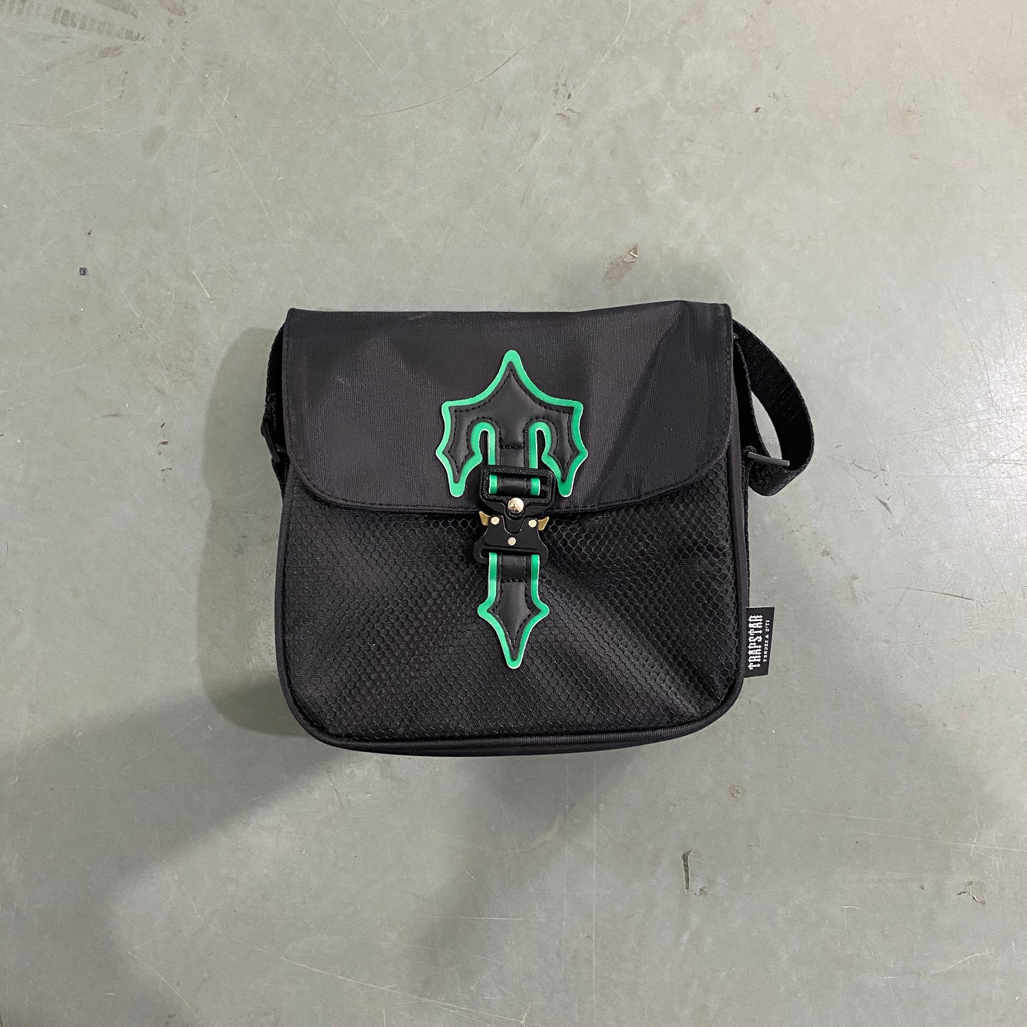 trapstar-irongate-1_0-crossbody-bag-black-green-Drip Store Argentina