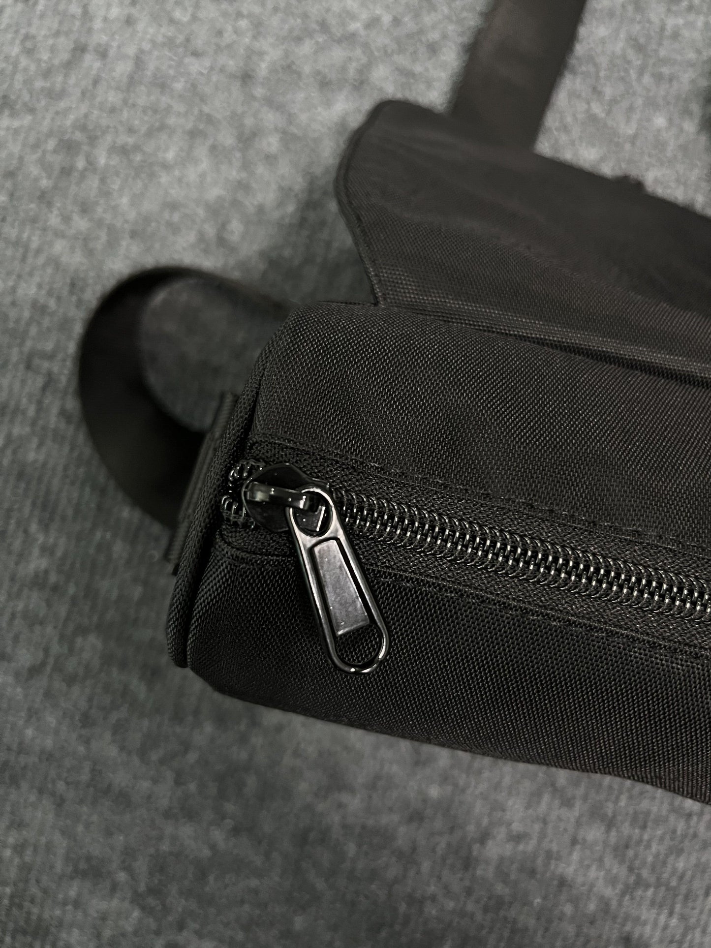 trapstar-irongate-1_0-crossbody-bag-black-ice-blue-3-Drip Store Argentina
