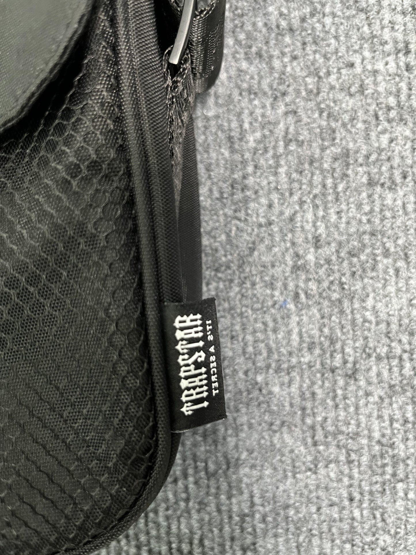 trapstar-irongate-1_0-crossbody-bag-black-ice-blue-4-Drip Store Argentina