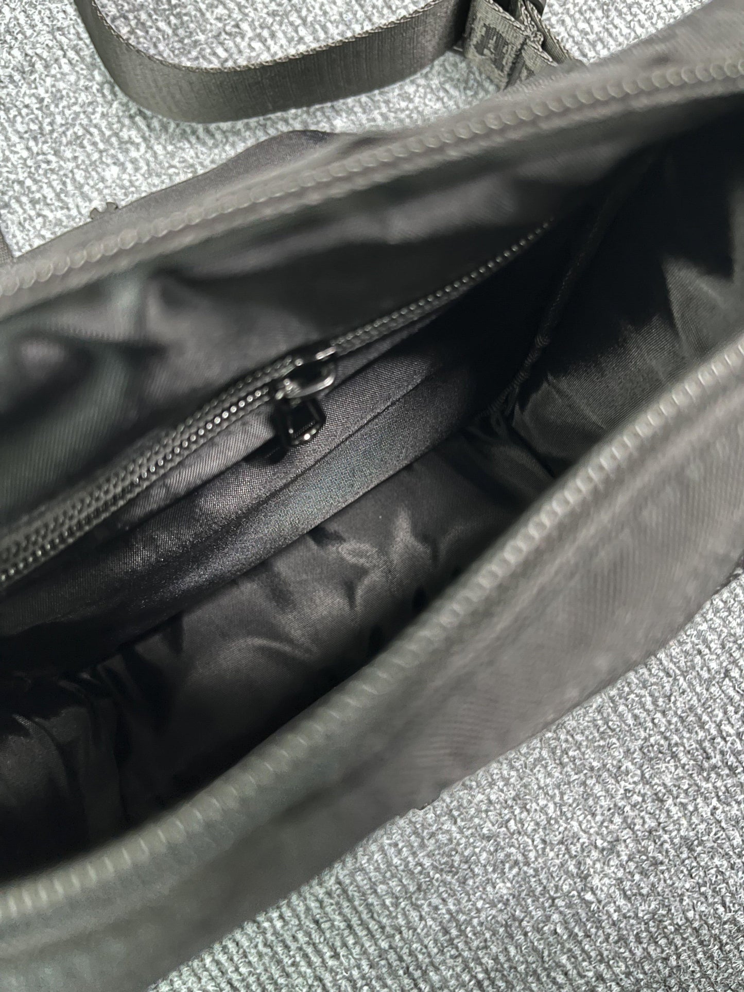 trapstar-irongate-1_0-crossbody-bag-black-ice-blue-5-Drip Store Argentina