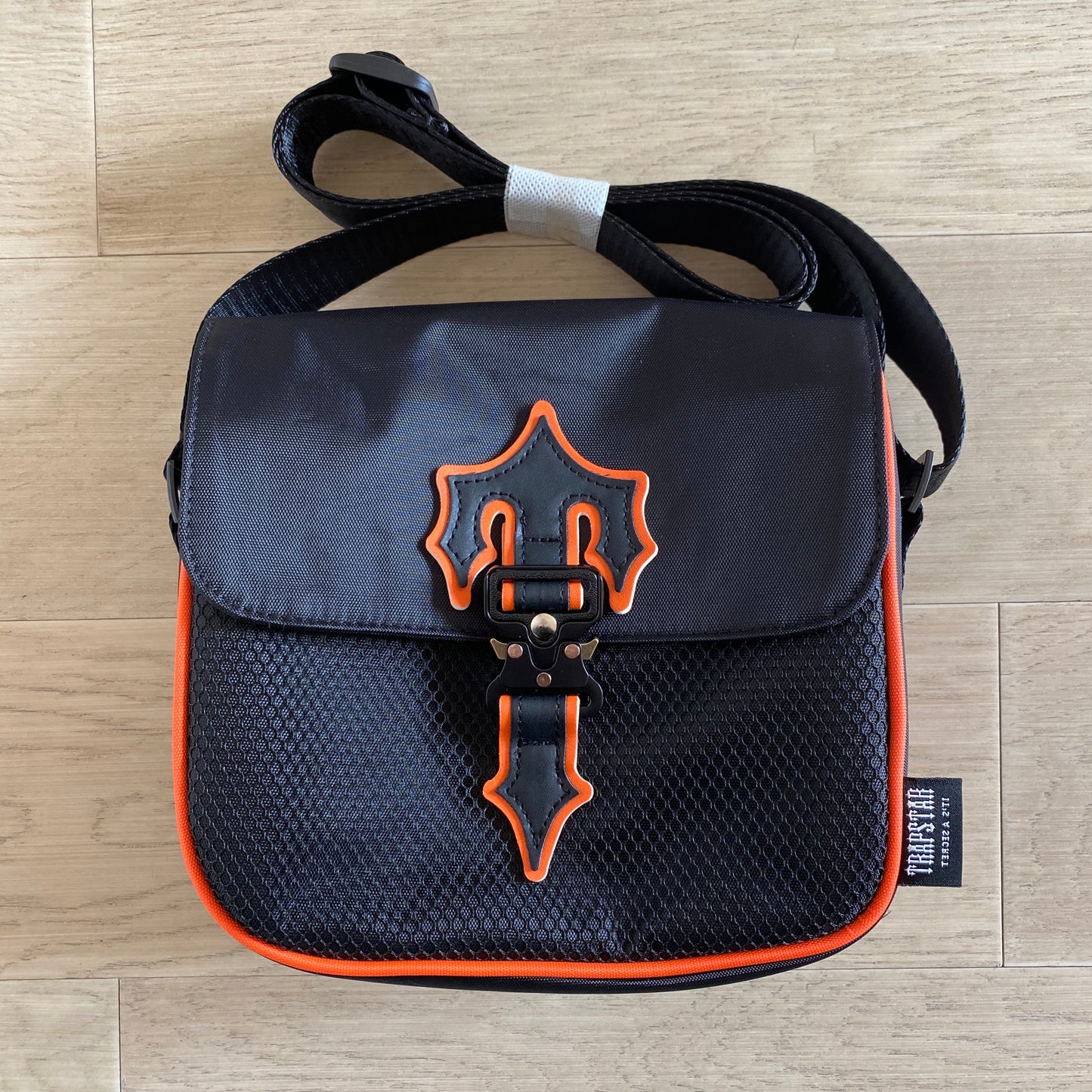 TRAPSTAR IRONGATE 1.0 CROSSBODY BAG BLACK ORANGE-Drip Store Argentina