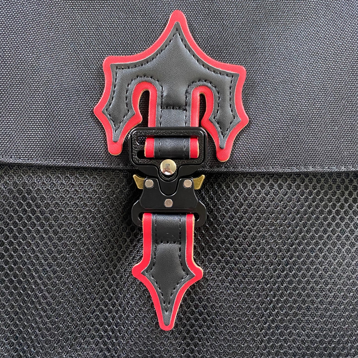 trapstar-irongate-1_0-crossbody-bag-black-red-2-Drip Store Argentina
