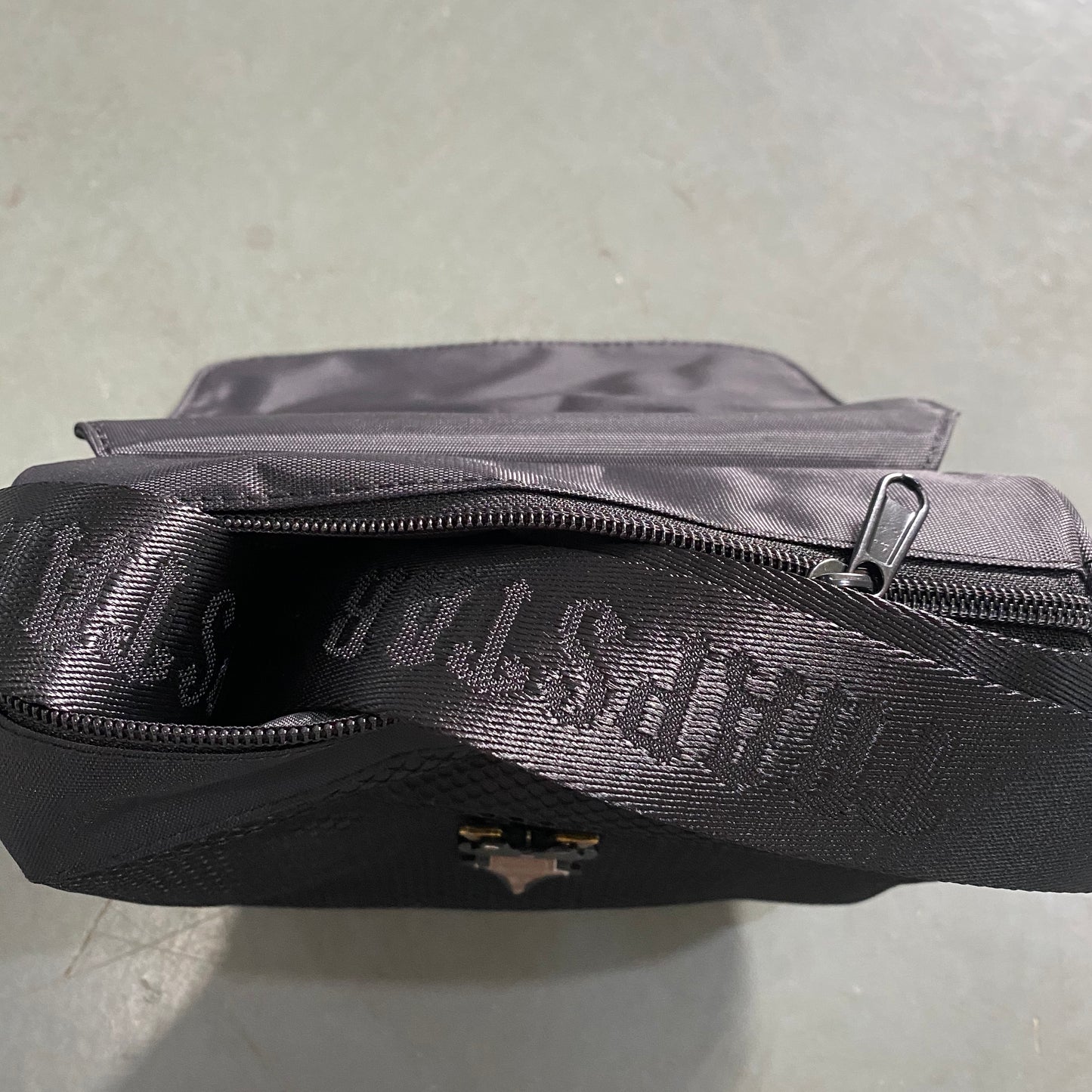 TRAPSTAR IRONGATE 1.0 CROSSBODY BAG BLACK TIGER CAMO-Drip Store Argentina