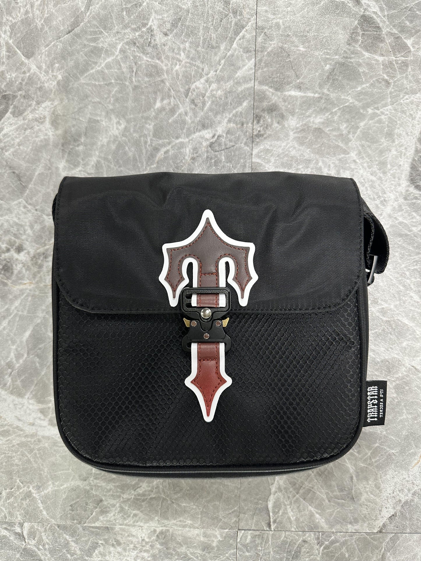 trapstar-irongate-1_0-crossbody-bag-gradient-red-Drip Store Argentina