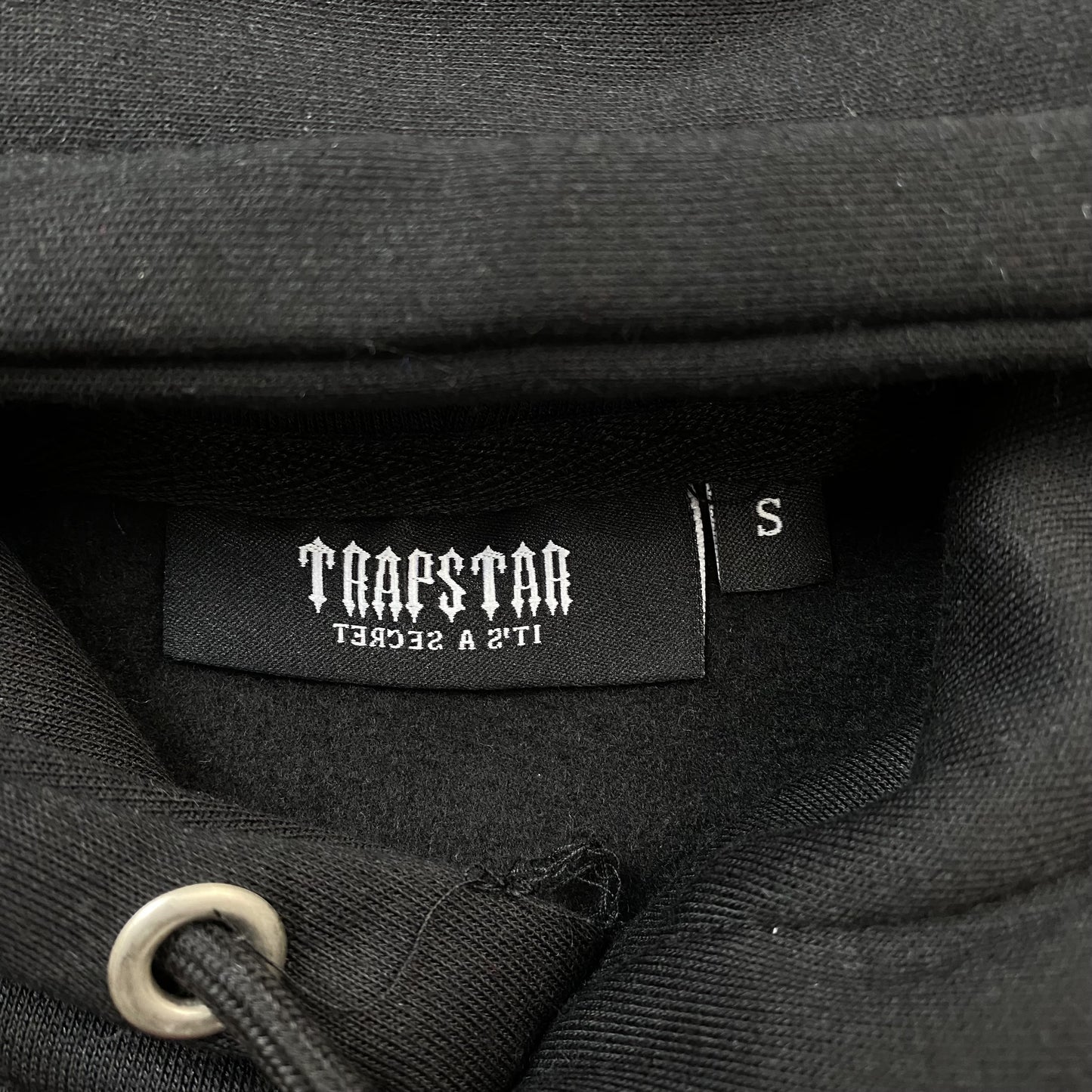 trapstar-irongate-arch-chenille-2_0-tracksuit-black-10-Drip Store Argentina
