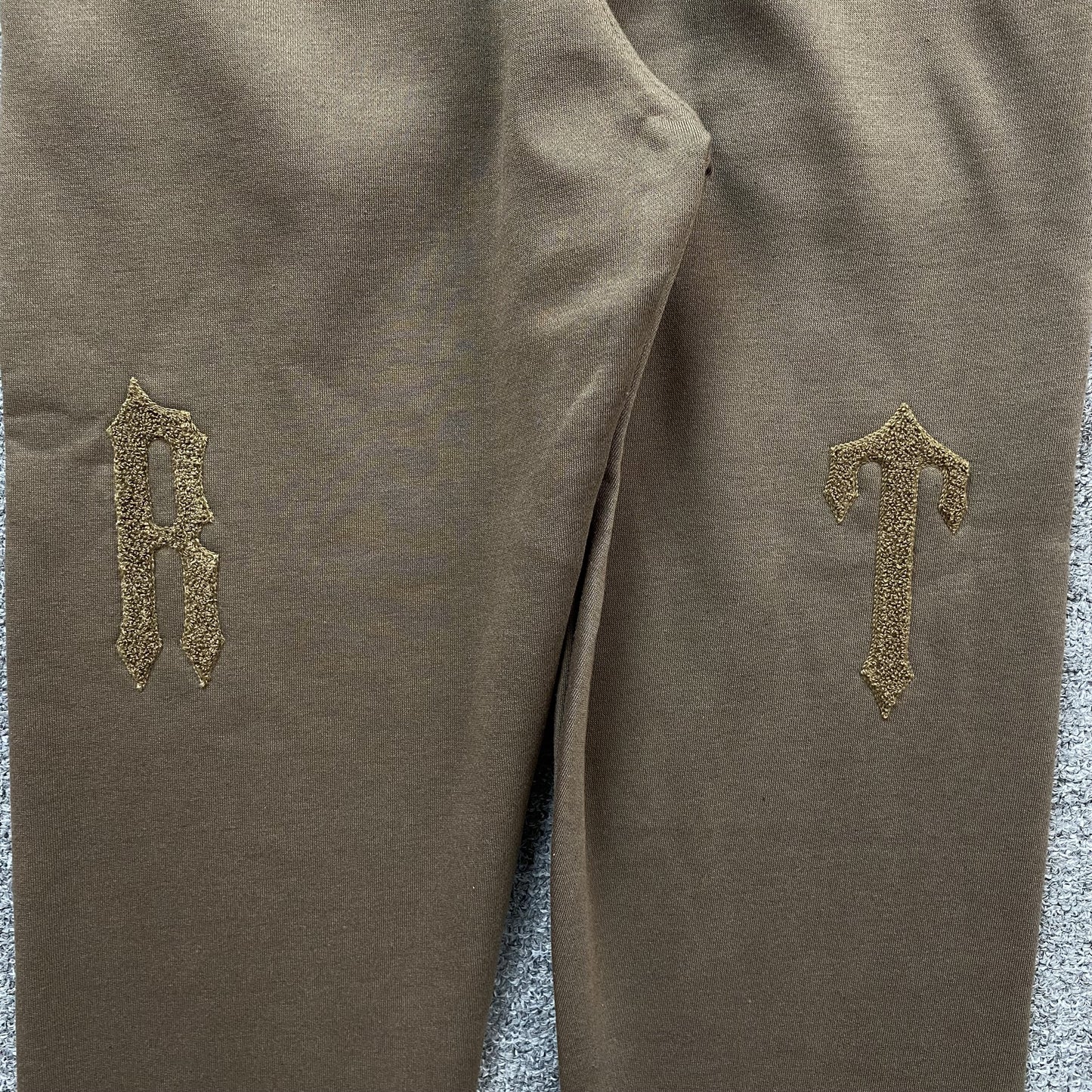 trapstar-irongate-arch-chenille-2_0-tracksuit-brown-9-Drip Store Argentina