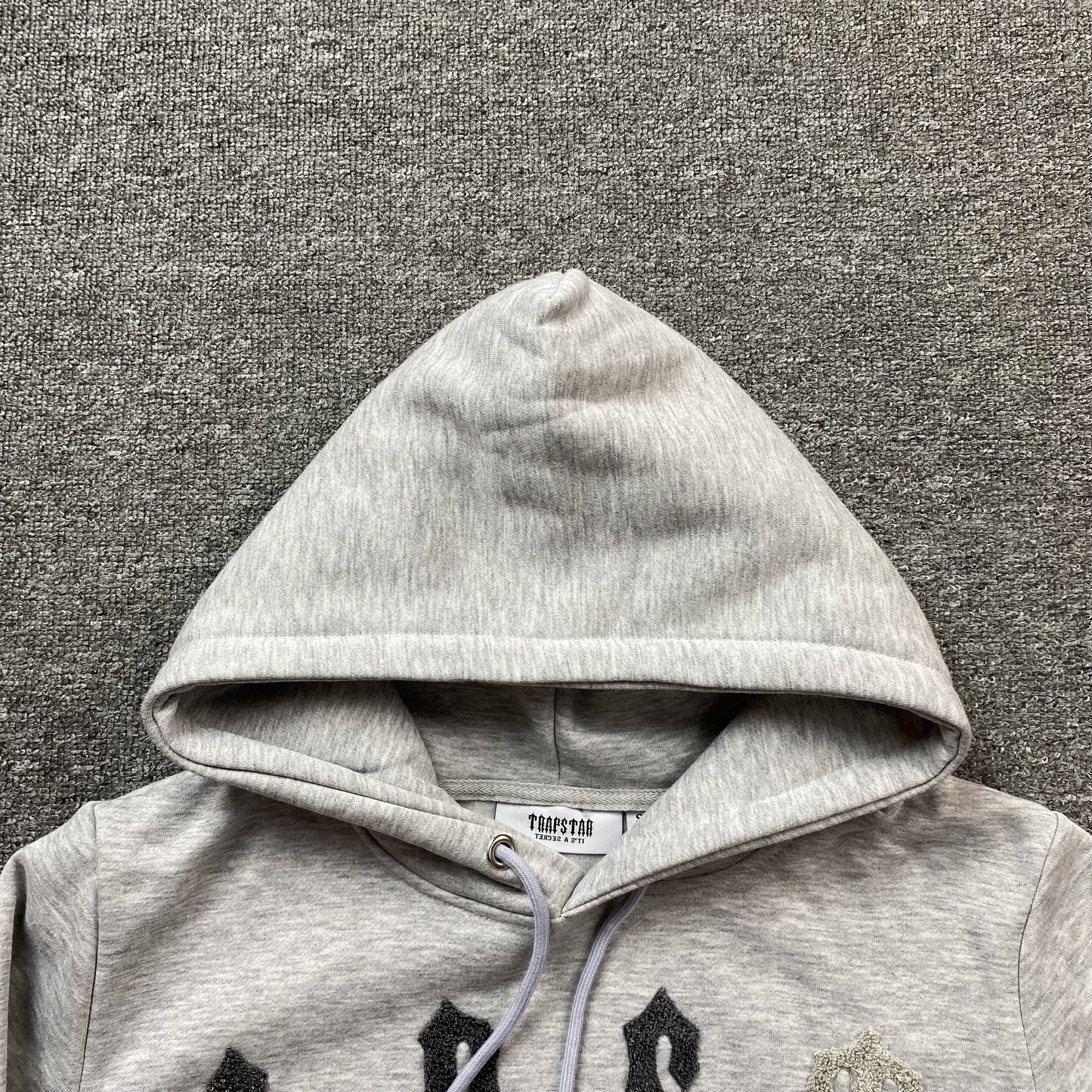 trapstar-irongate-arch-chenille-2_0-tracksuit-grey-9_f713185a-Drip Store Argentina
