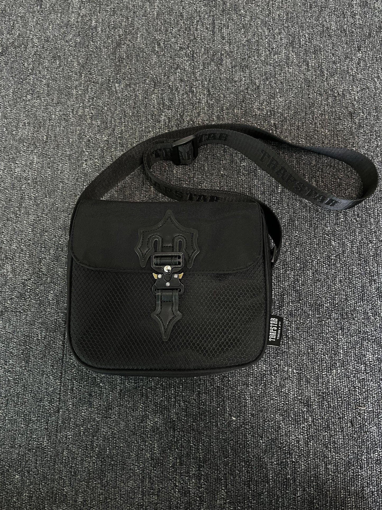 TRAPSTAR IRONGATE T CROSSBODY BAG BLACK EDITION-Drip Store Argentina